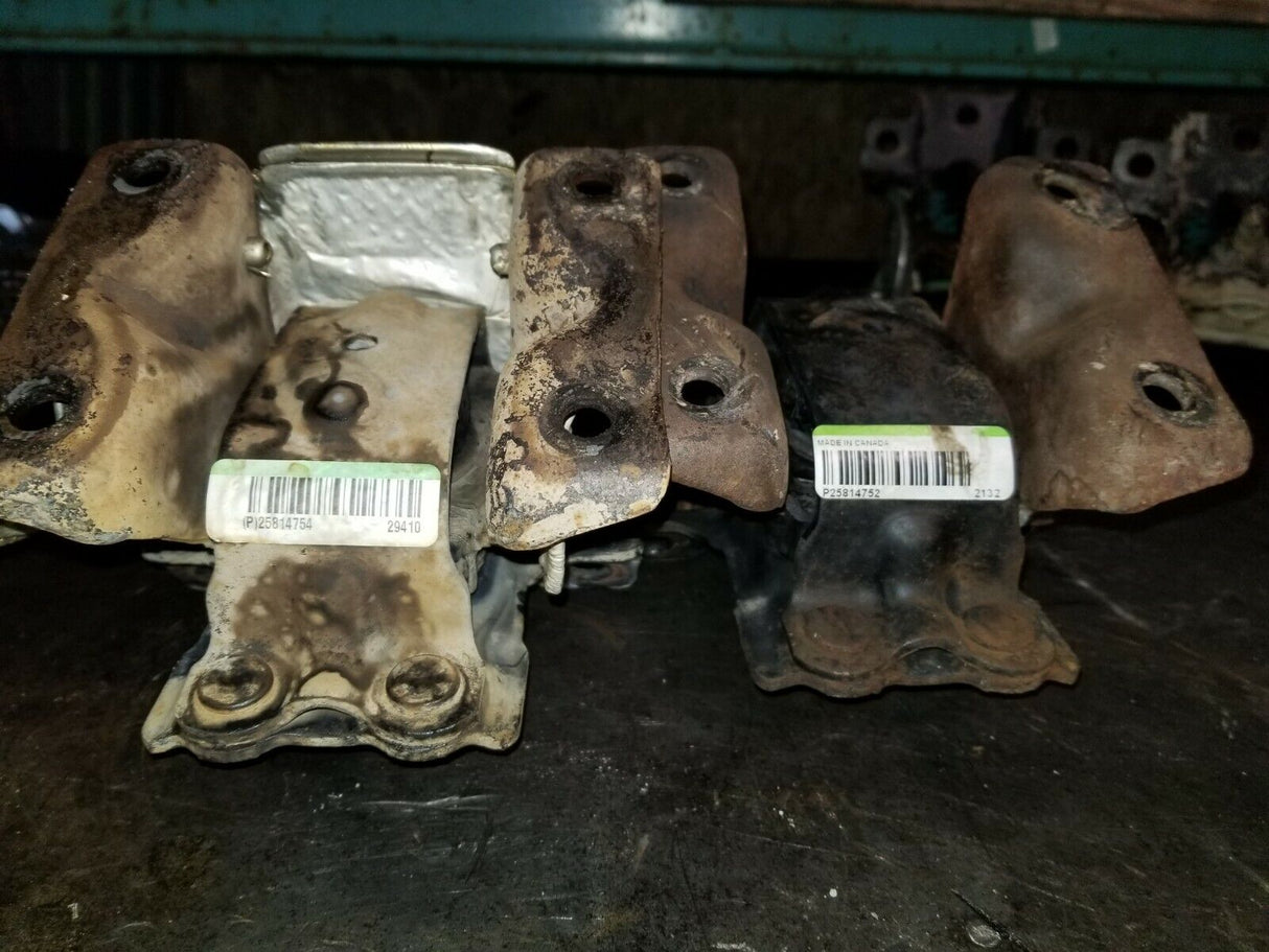 2011-15 DURAMAX DIESEL MOTOR ENGINE MOUNTS 25814752 25814754 r151