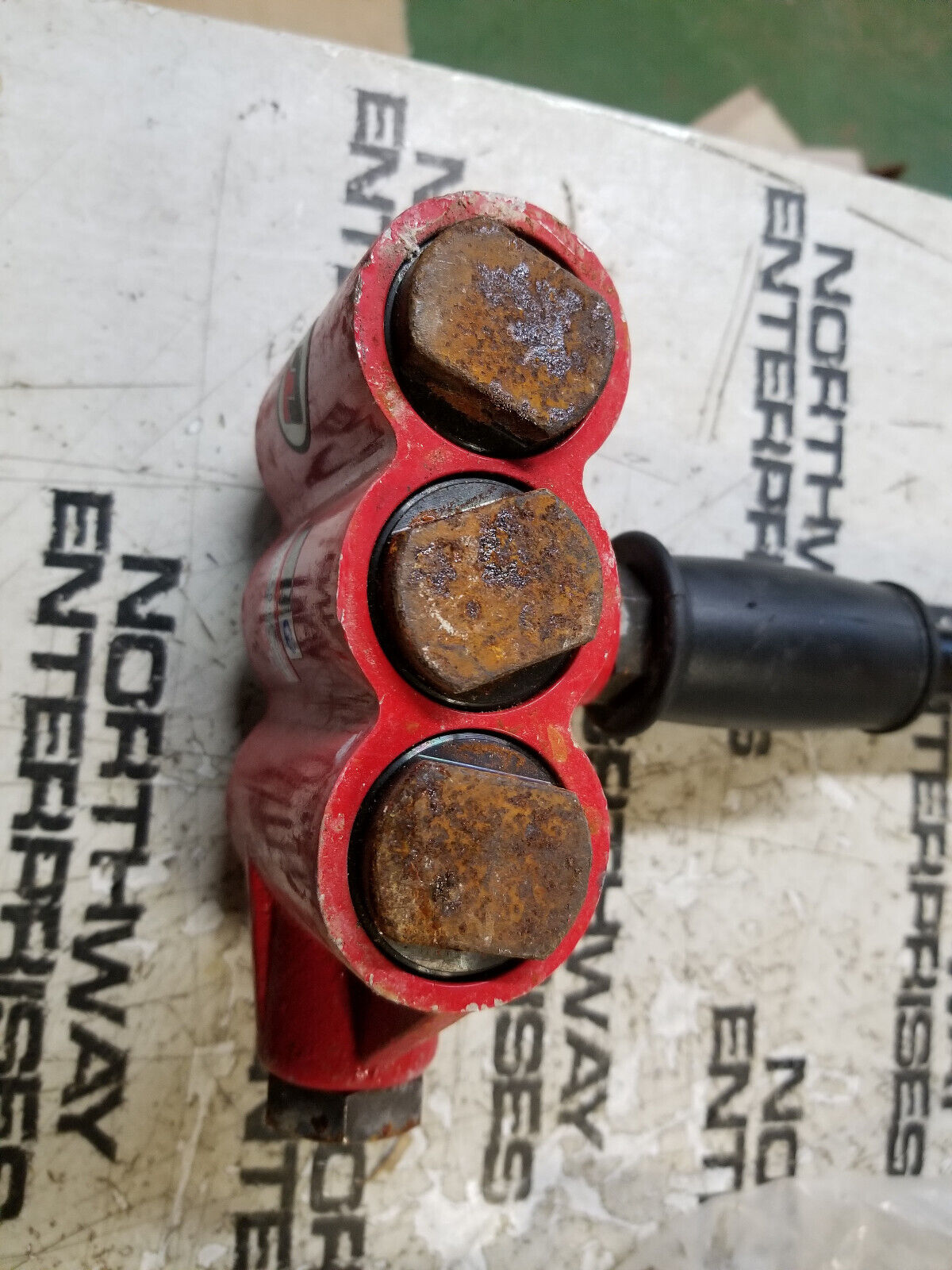 UNIVERSAL TOOL UT8603 Triple Head Scaling Hammer RE0324