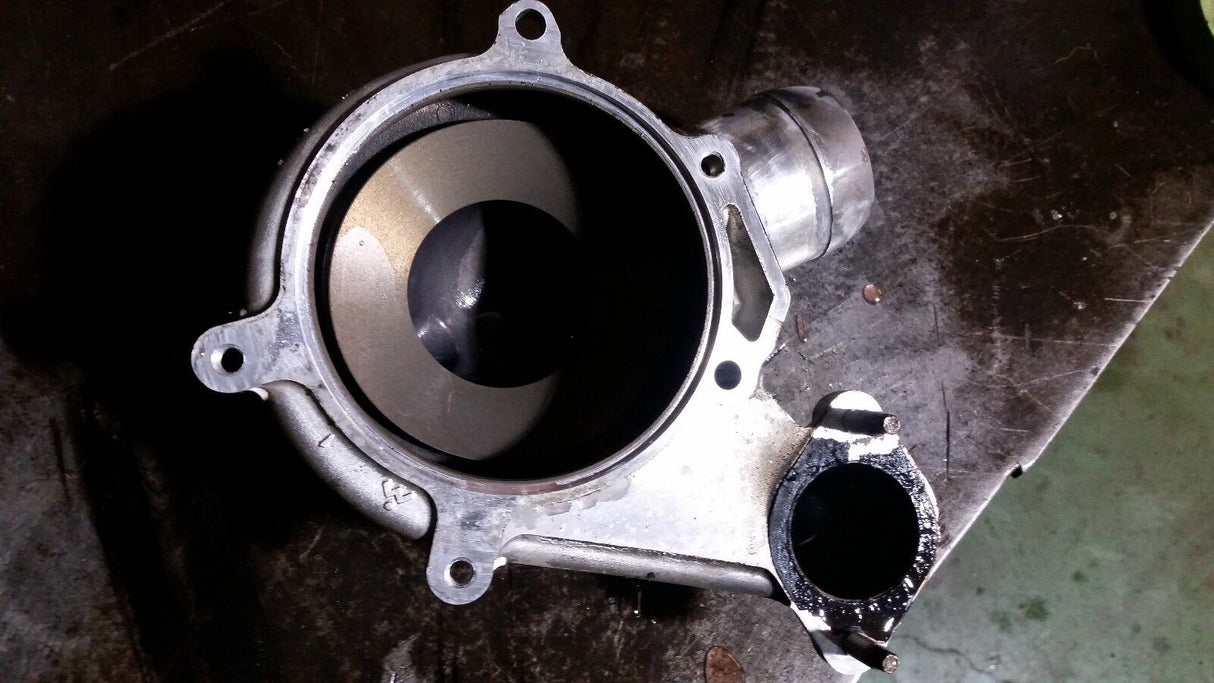 07.5 08 09 10 Chevrolet Silverado GMC Sierra Duramax Diesel Water Pump Housing