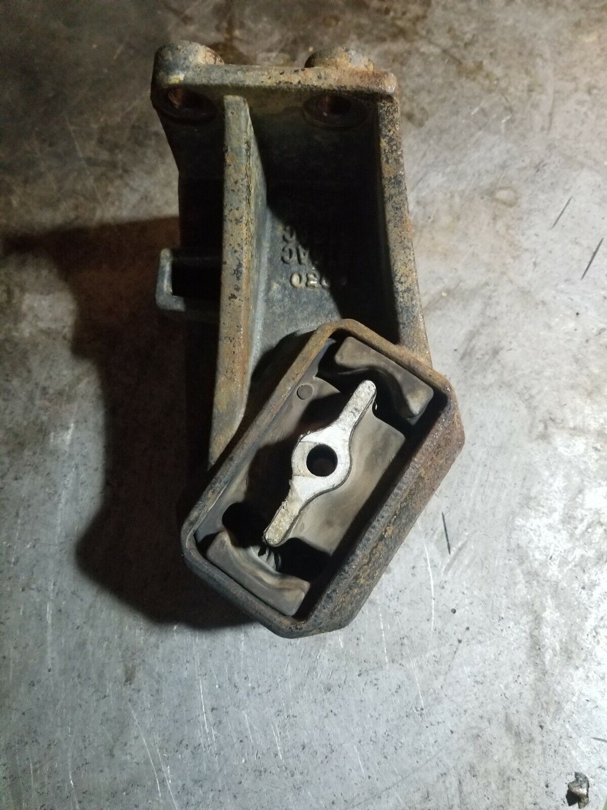 52121815AC 6.7L 6.7 Cummins Engine Mount Bracket LH / DRIVERS SIDE