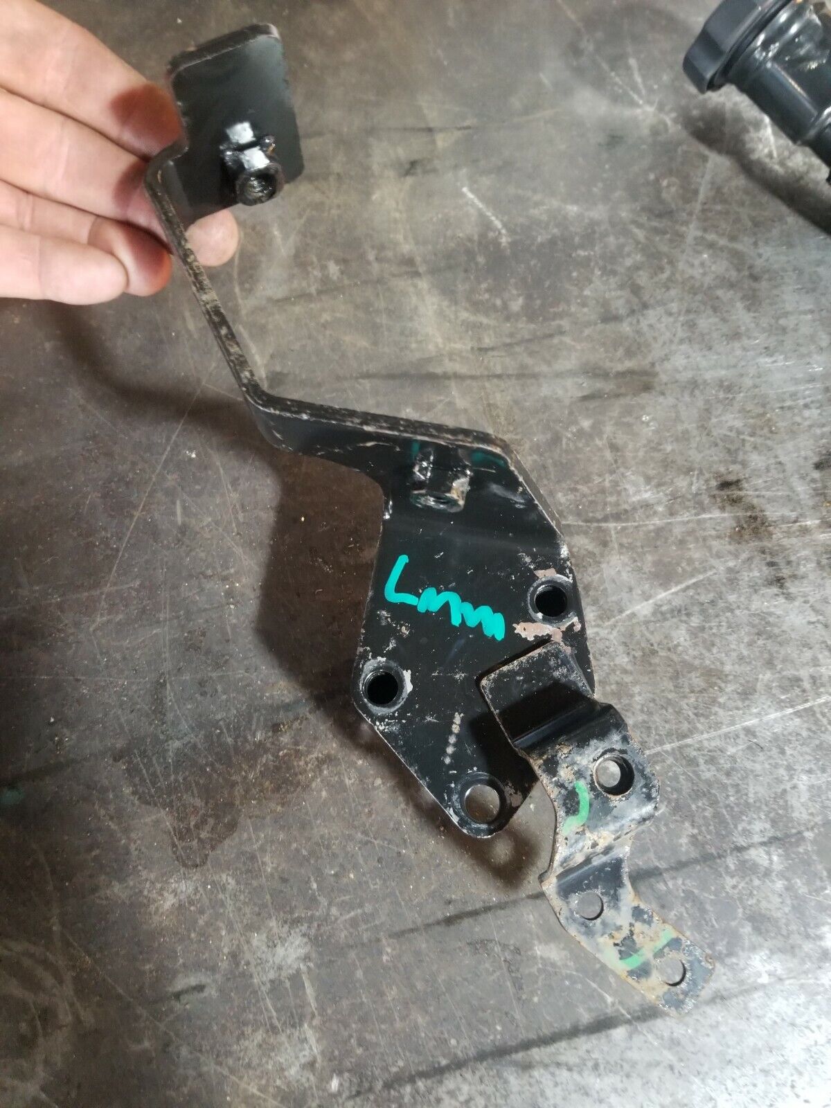 2007.5-2010 DURAMAX 6.6L ENGINE MOUNT BRACKET 98023873 ; 97376398