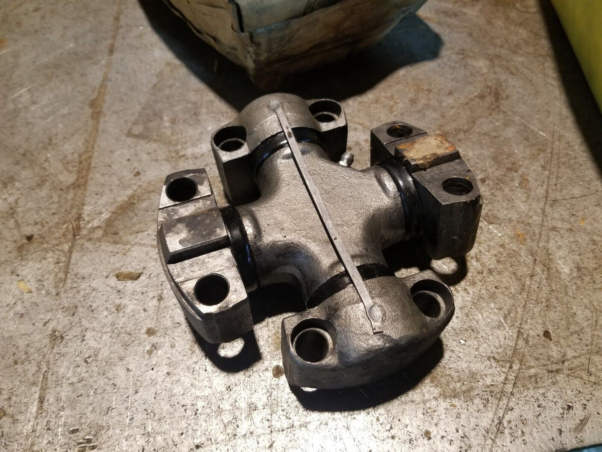 John Deere Pinion - AT74269 UNIVERSAL JOINT ref71