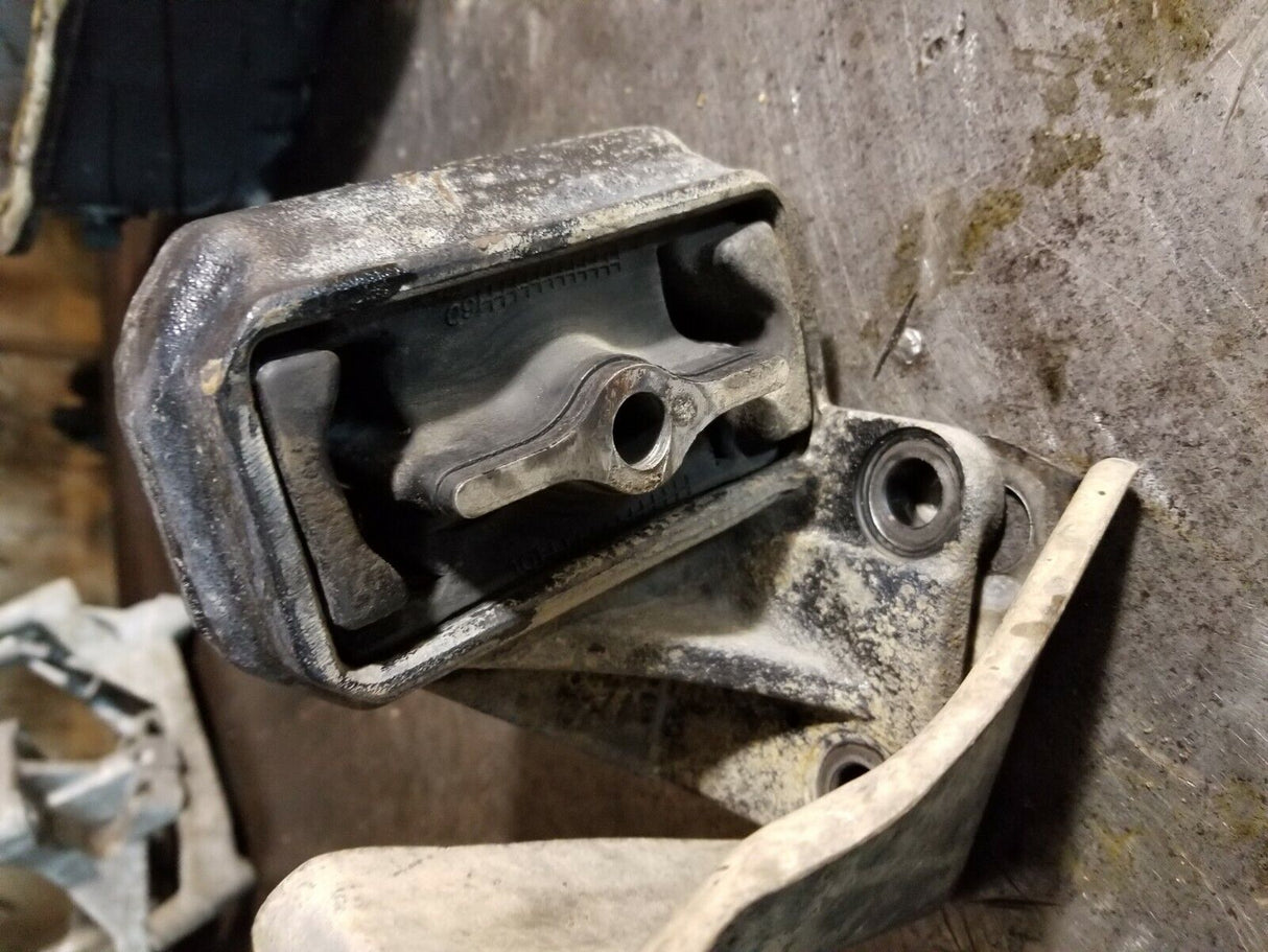 52121814AD 6.7L 6.7 Cummins Engine Mount Bracket RH / Passenger side