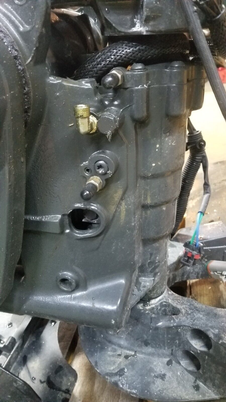 Evinrude G2 300Hp IDOCK SWIVEL & TILT BRACKET TRIM TILT STBD