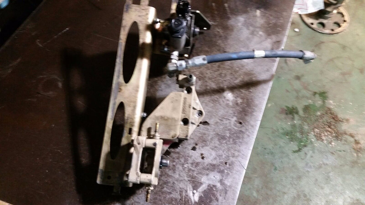 2011 Industrial 6.7l Cummins fuel filter bracket 4992695 3955080