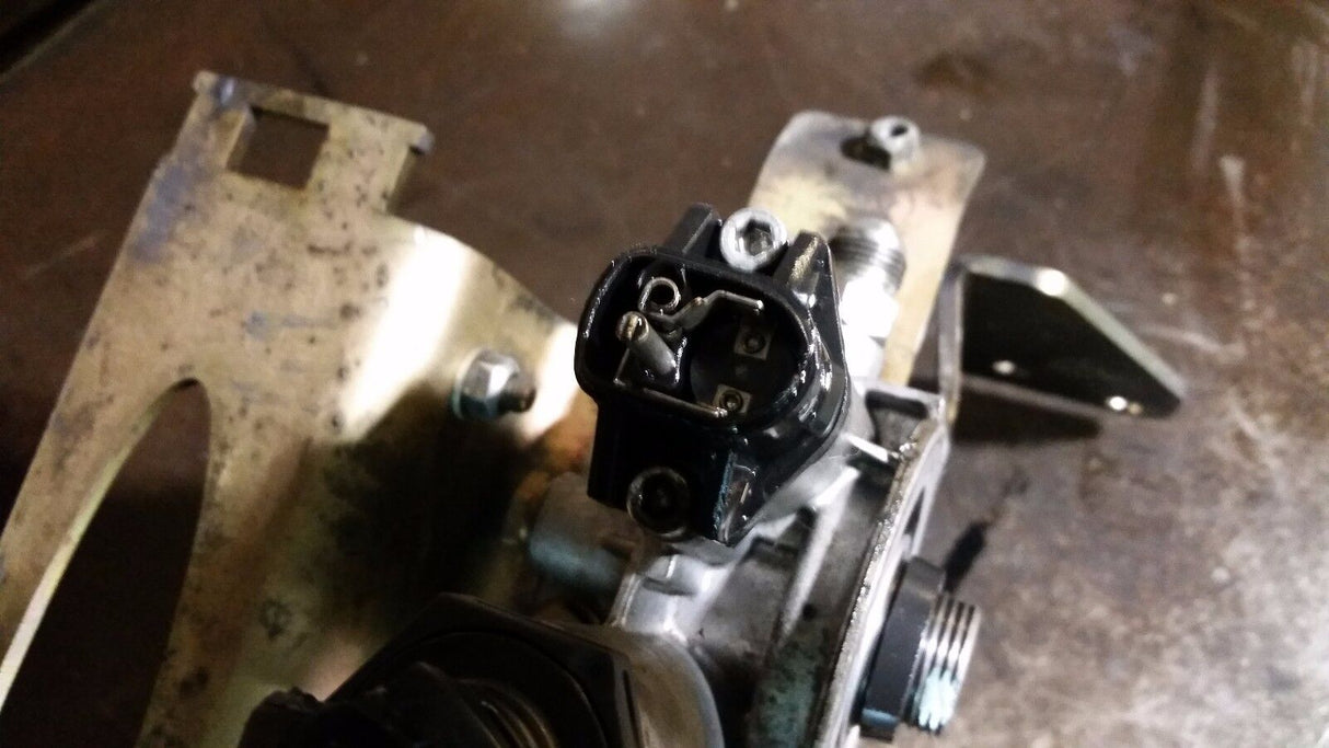 2011 Industrial 6.7l Cummins fuel filter bracket 4992695 3955080