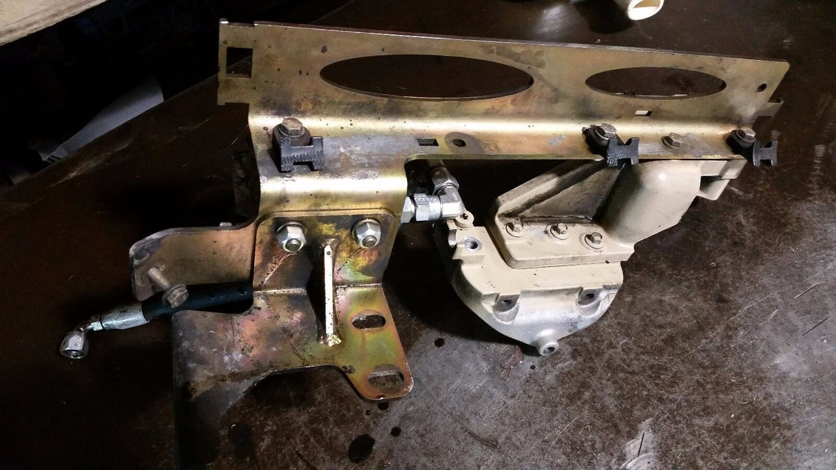 2011 Industrial 6.7l Cummins fuel filter bracket 4992695 3955080