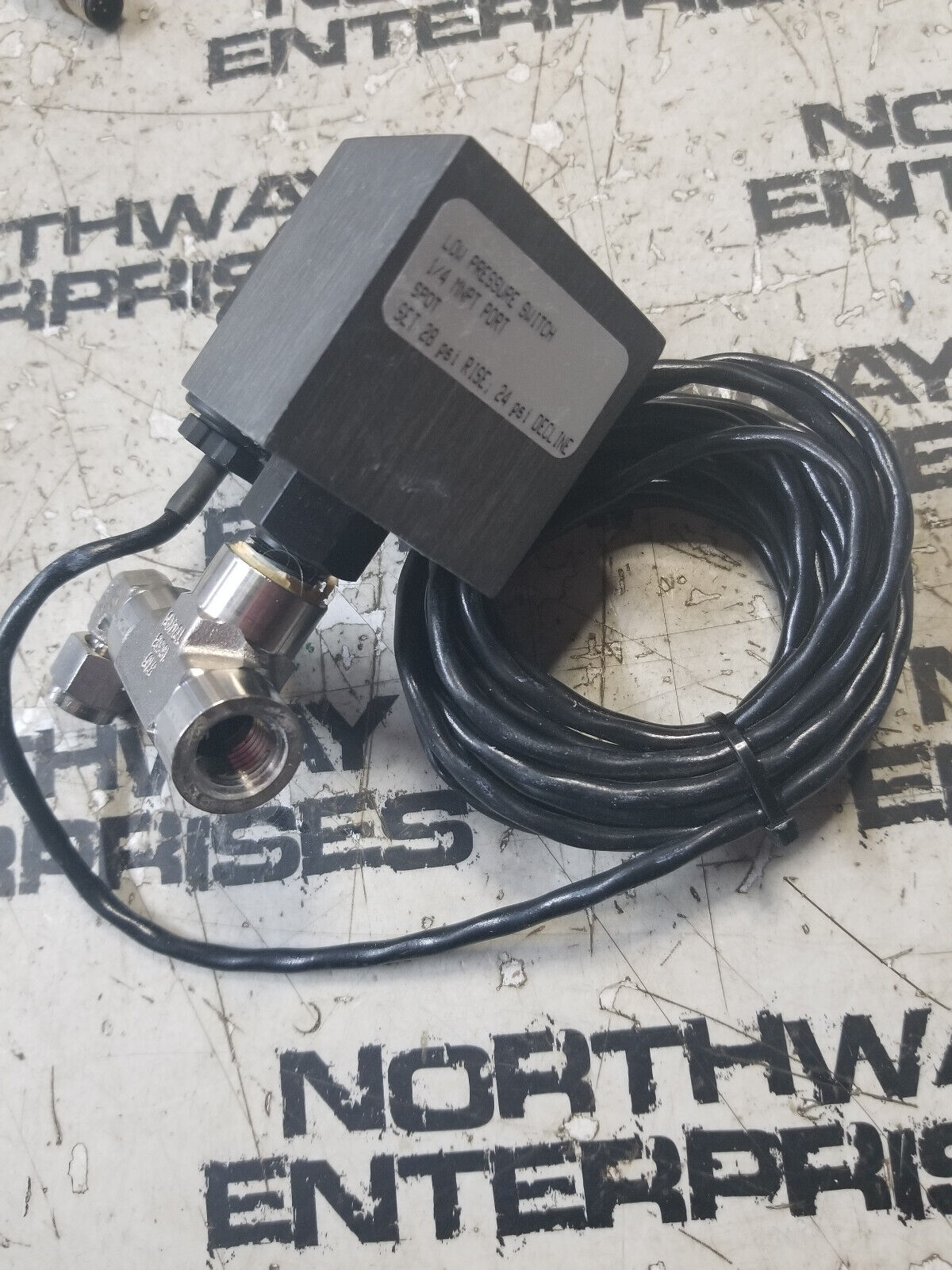 Low Pressure Switch 1/4 mnpt port spdt set 28 psi rise ; 24 psi decline