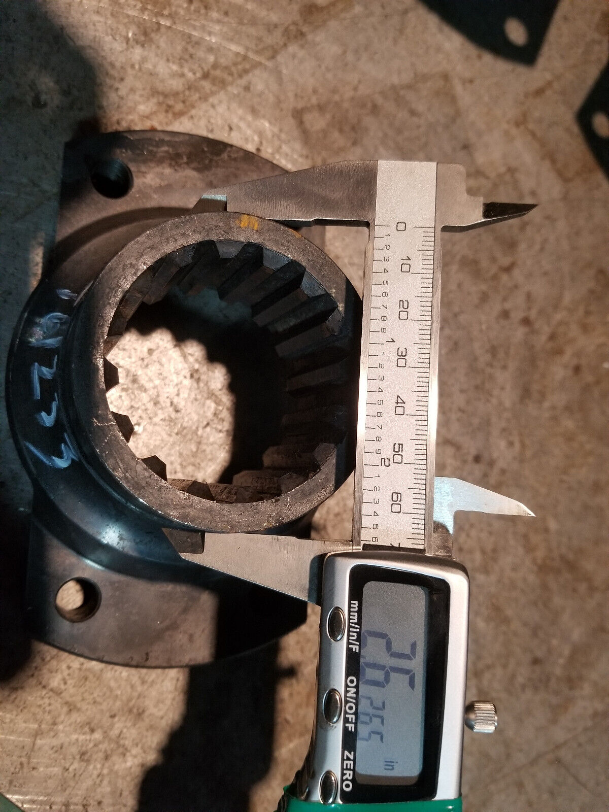 JOHN DEERE T61233 YOKE