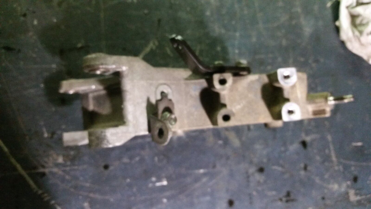 07.5 08 09 10 chevy gmc 6.6 Duramax lmm alternator mounting bracket 8980230140