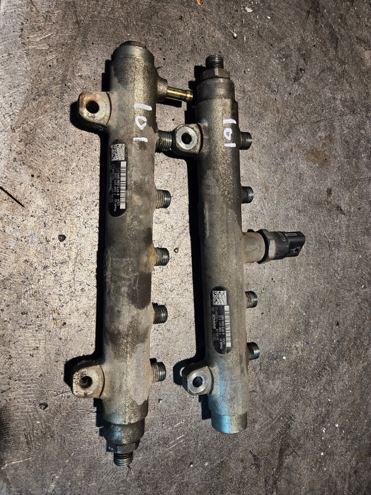 04 05 2004 2005 Chevy GMC 6.6 LLY Duramax Fuel Rails 8973036591 8973036580