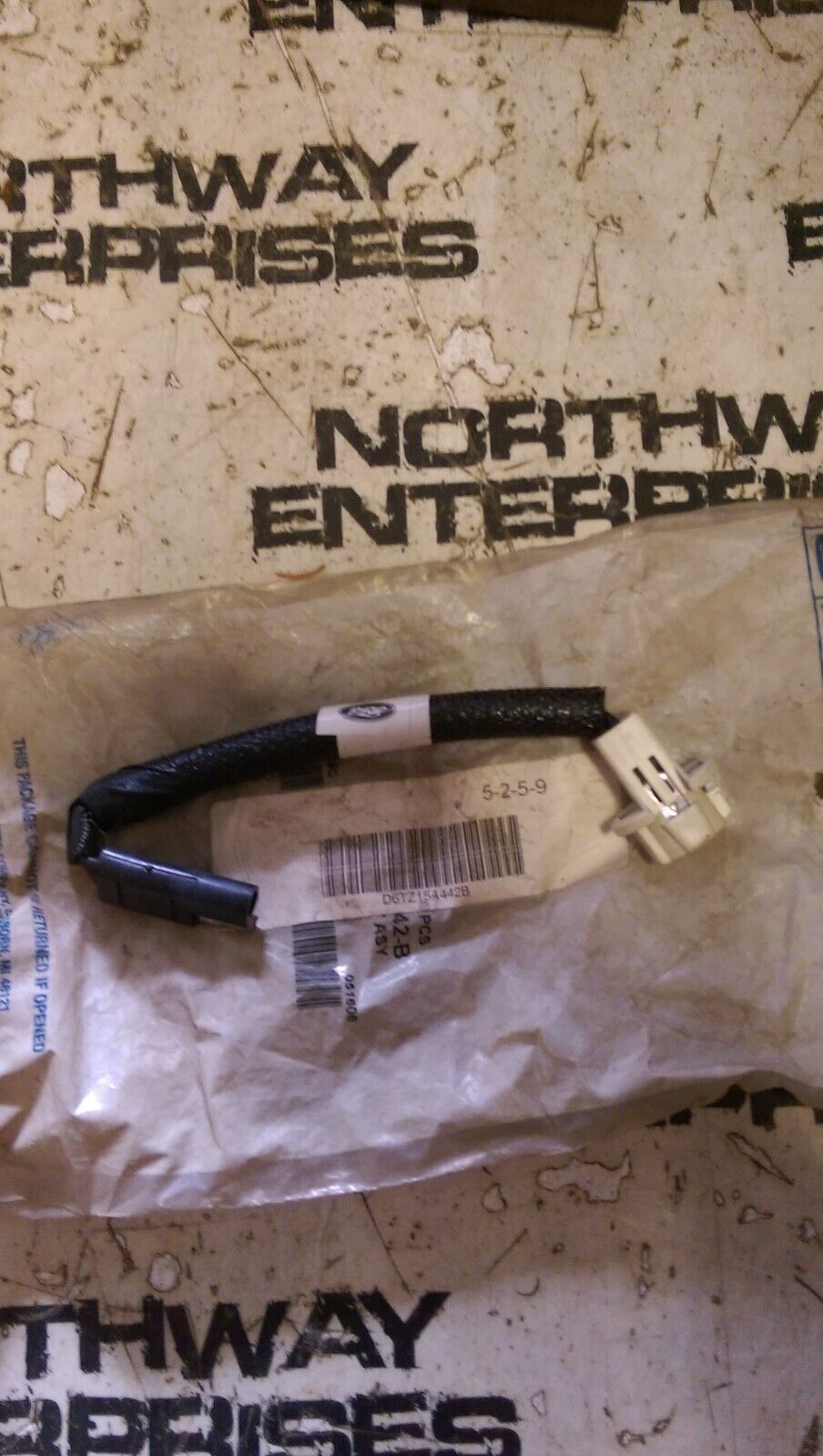 New Genuine Ford Socket And Wire Asy - Lamp D6TZ15A442B / D6TZ-15A442-B