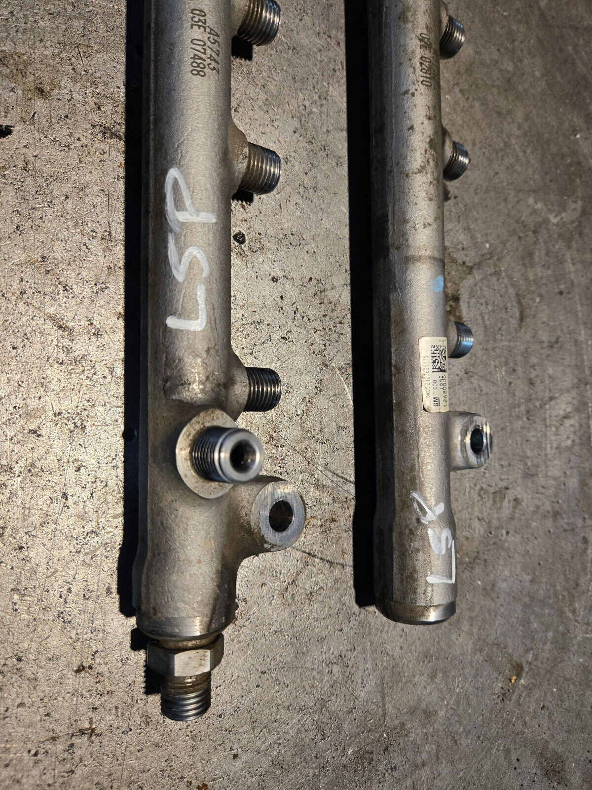 L5P 6.6L DURAMAX GM FUEL RAIL SET 12686810 12686808