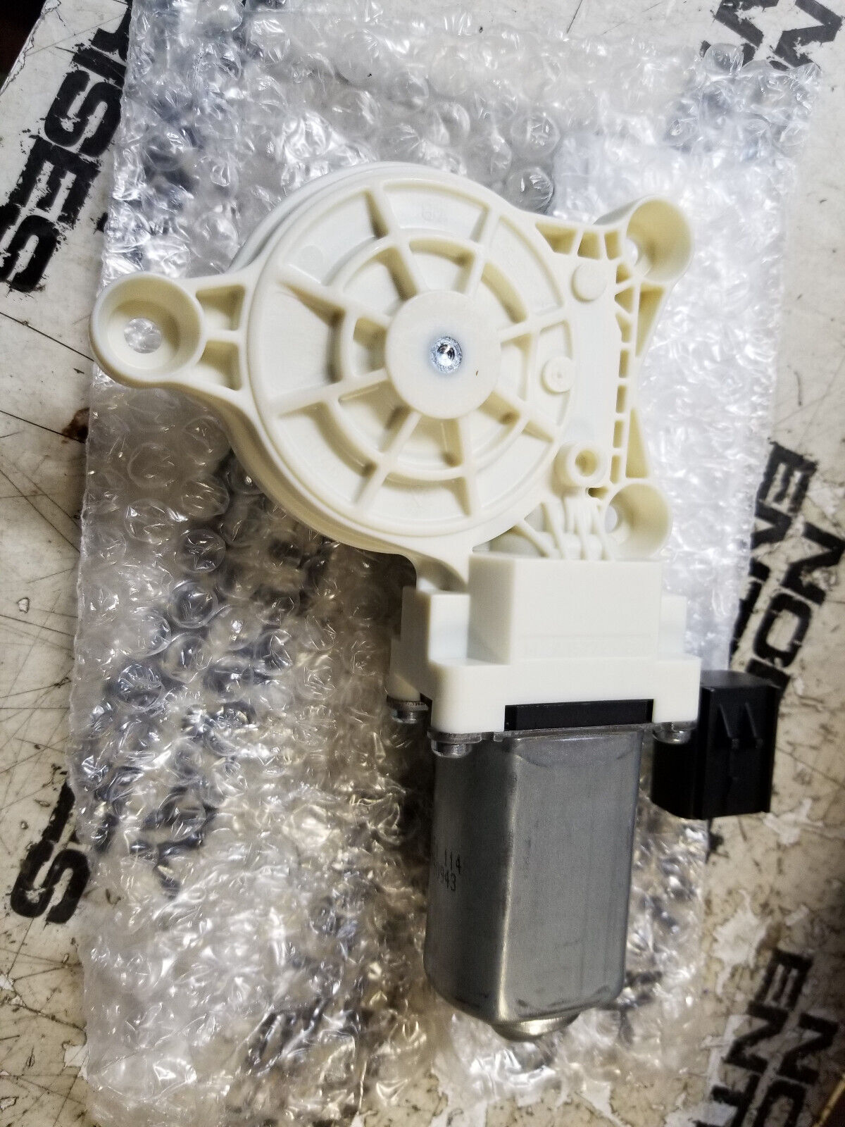 Left Front Window Motor, 2010-18 Dodge Ram 1500 2500 3500 Driver OEM 68044805AA