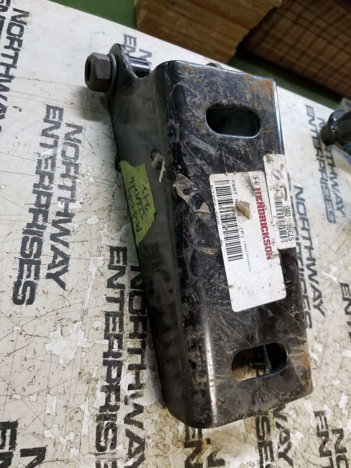 HENDRICKSON LOWER SHOCK BRACKET HDR-57356-000 57356-000