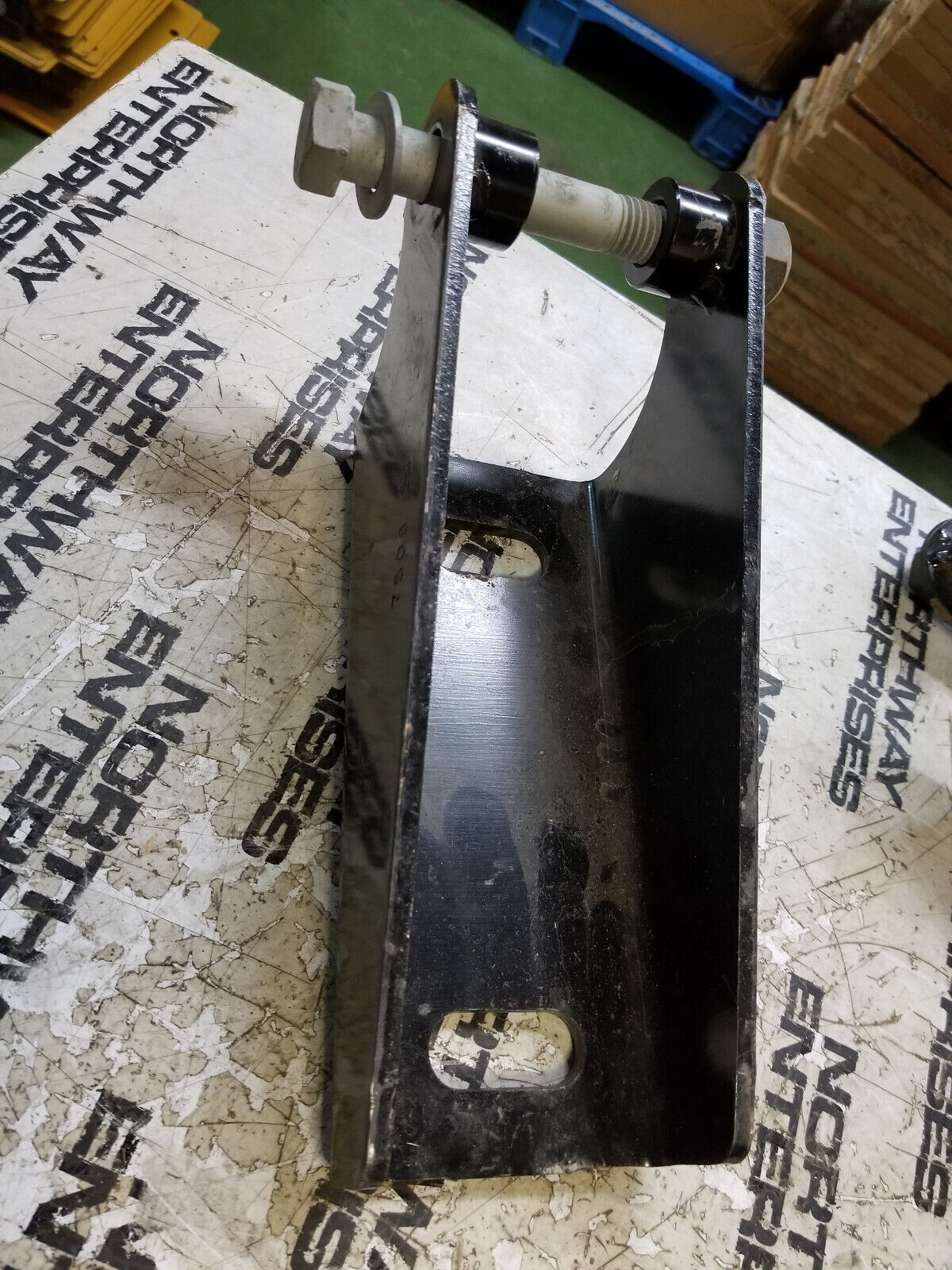 HENDRICKSON LOWER SHOCK BRACKET HDR-57356-000 57356-000