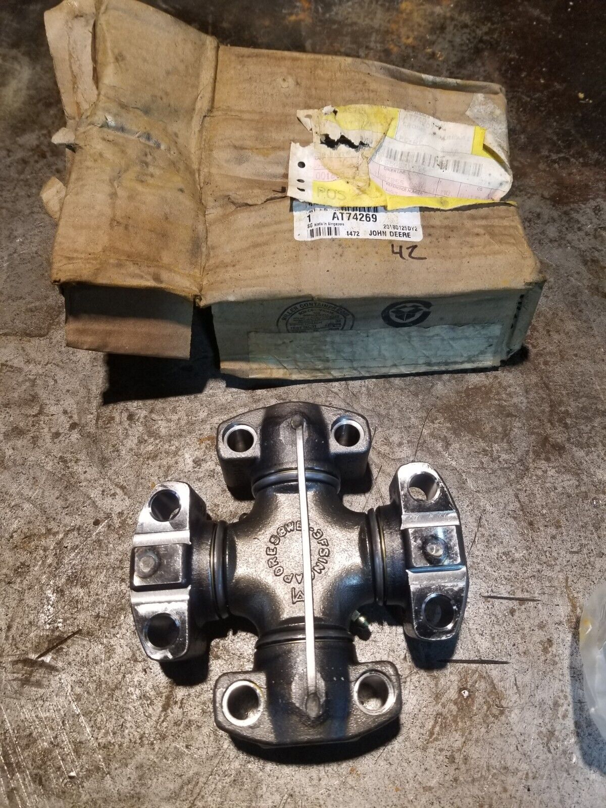 John Deere Pinion - AT74269 UNIVERSAL JOINT ref42