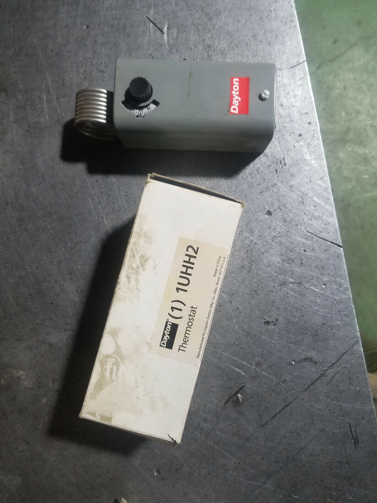 DAYTON 1UHH2 Mech Tstat,Heat or Cool,Steel,110/30F
