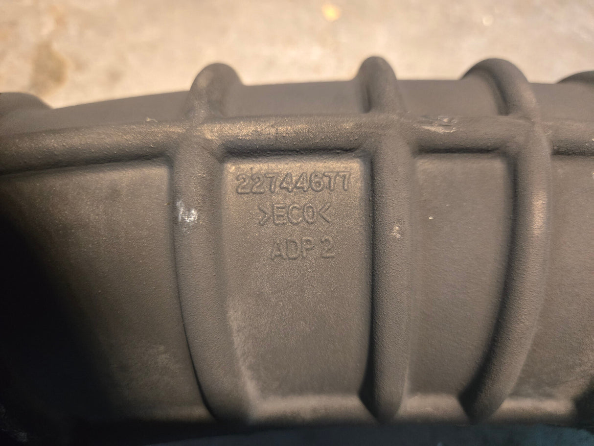 22744677 GM 11-16 LGH Genuine Parts Air Cleaner Outlet Duct REPLACES 20765281