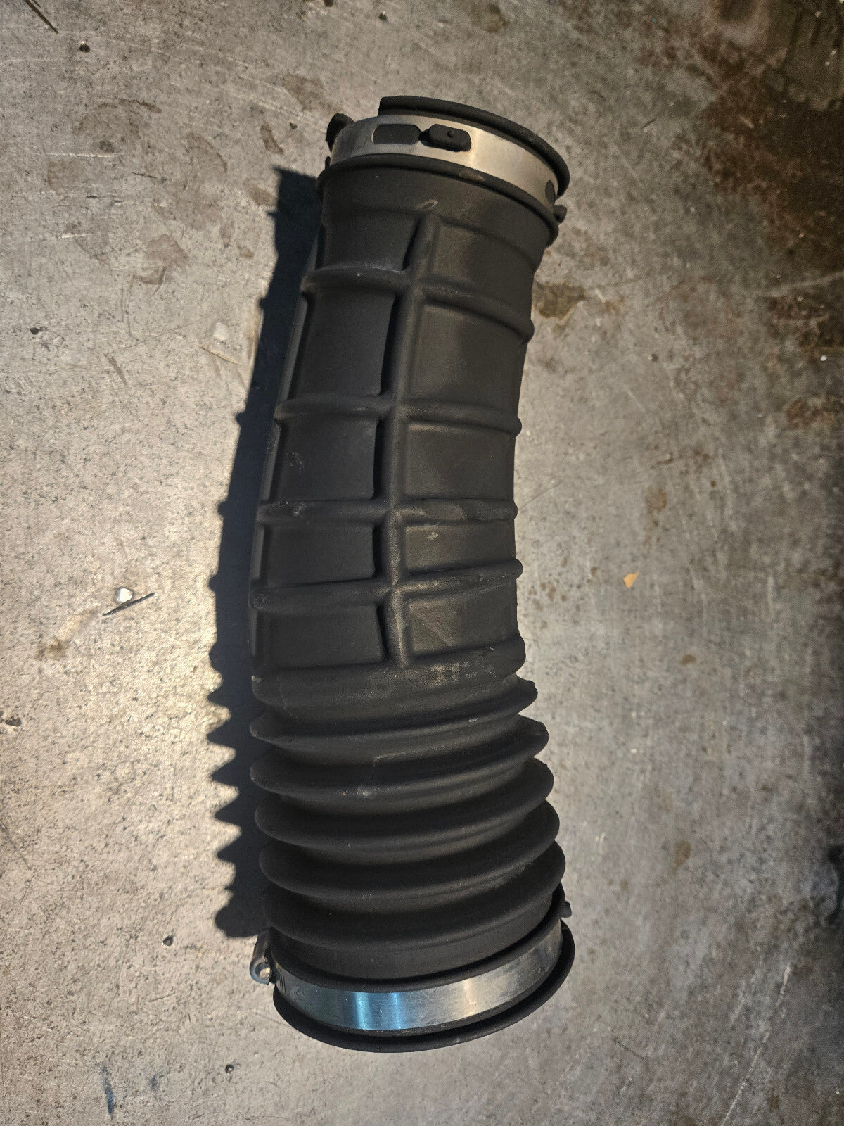 22744677 GM 11-16 LGH Genuine Parts Air Cleaner Outlet Duct REPLACES 20765281