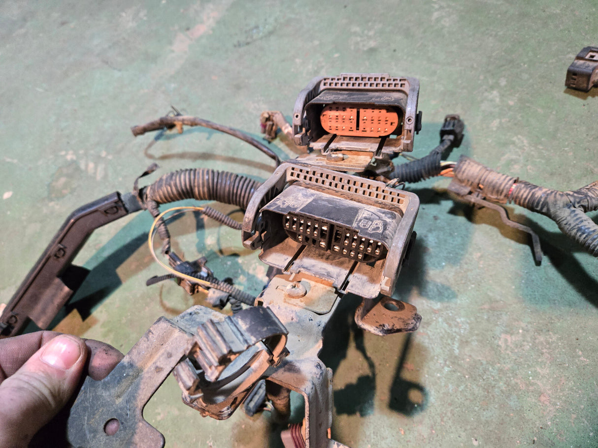2005/06 LLY 6.6L DURAMAX ENGINE HARNESS NO VISIBLE PN. 2 DAMAGED PLUGS