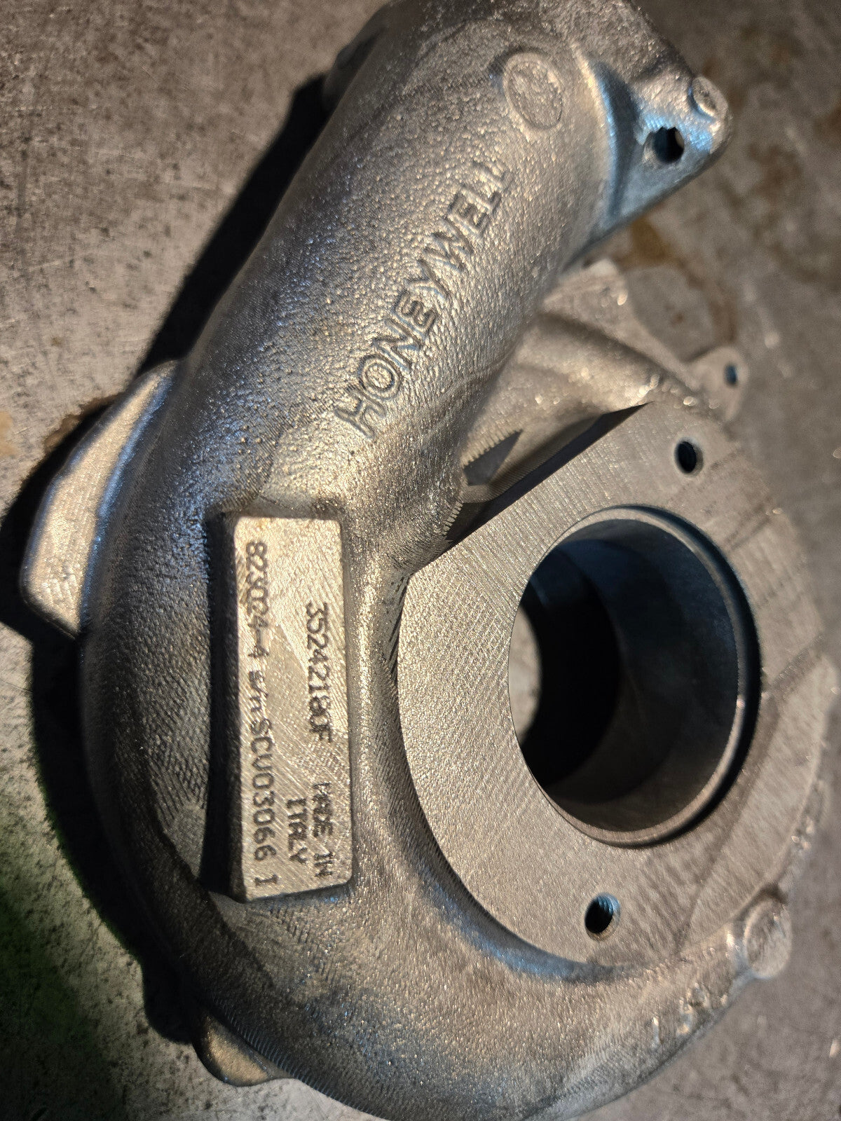 3.0l ECODIESEL TURBO INTAKE SIDE 35242180F TURBOCHARGER HOUSING