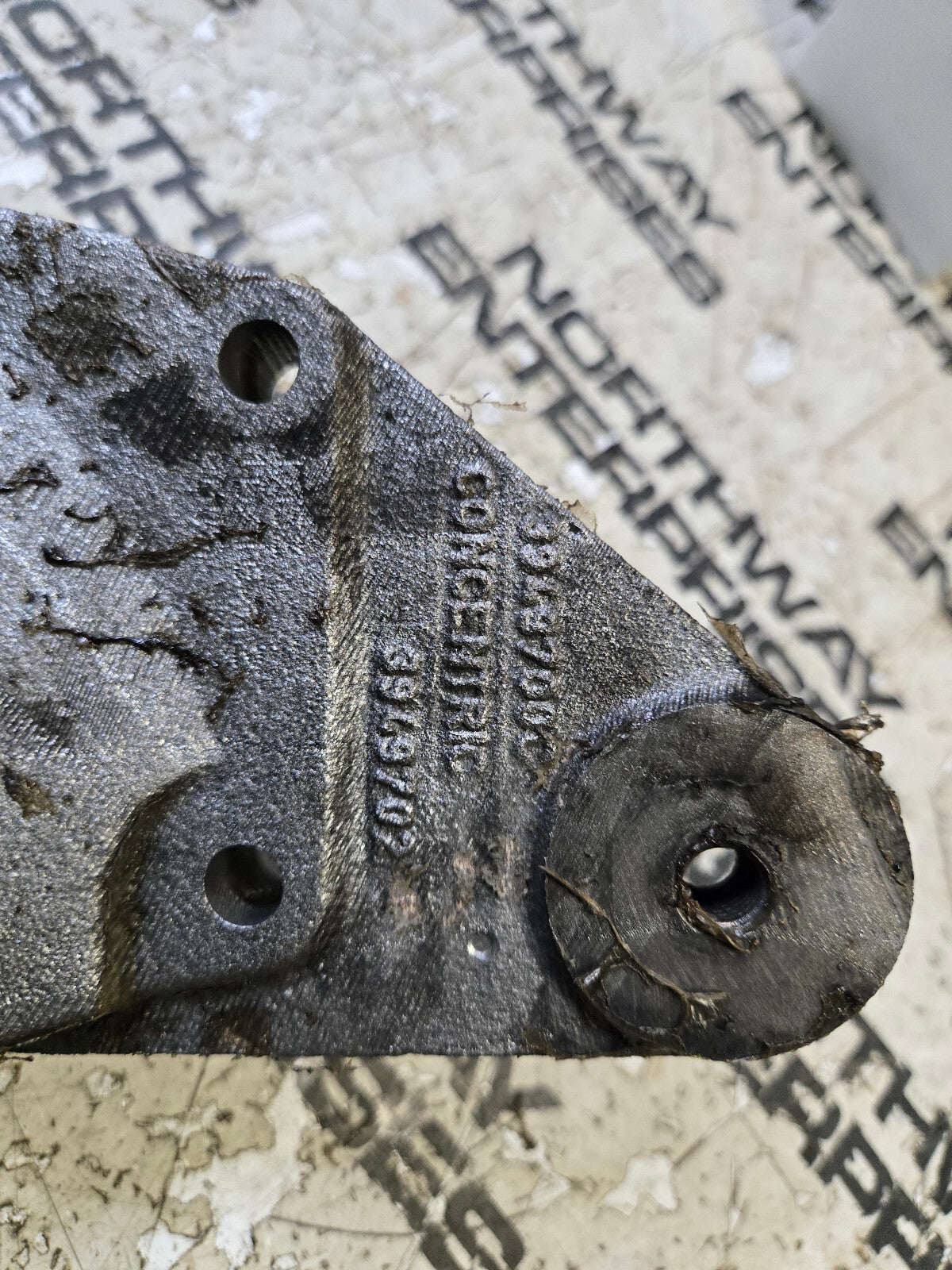 3949700 Cummins 2500 3500 5.9L 6.7 fan hub mout pulley bracket dodge 04-09