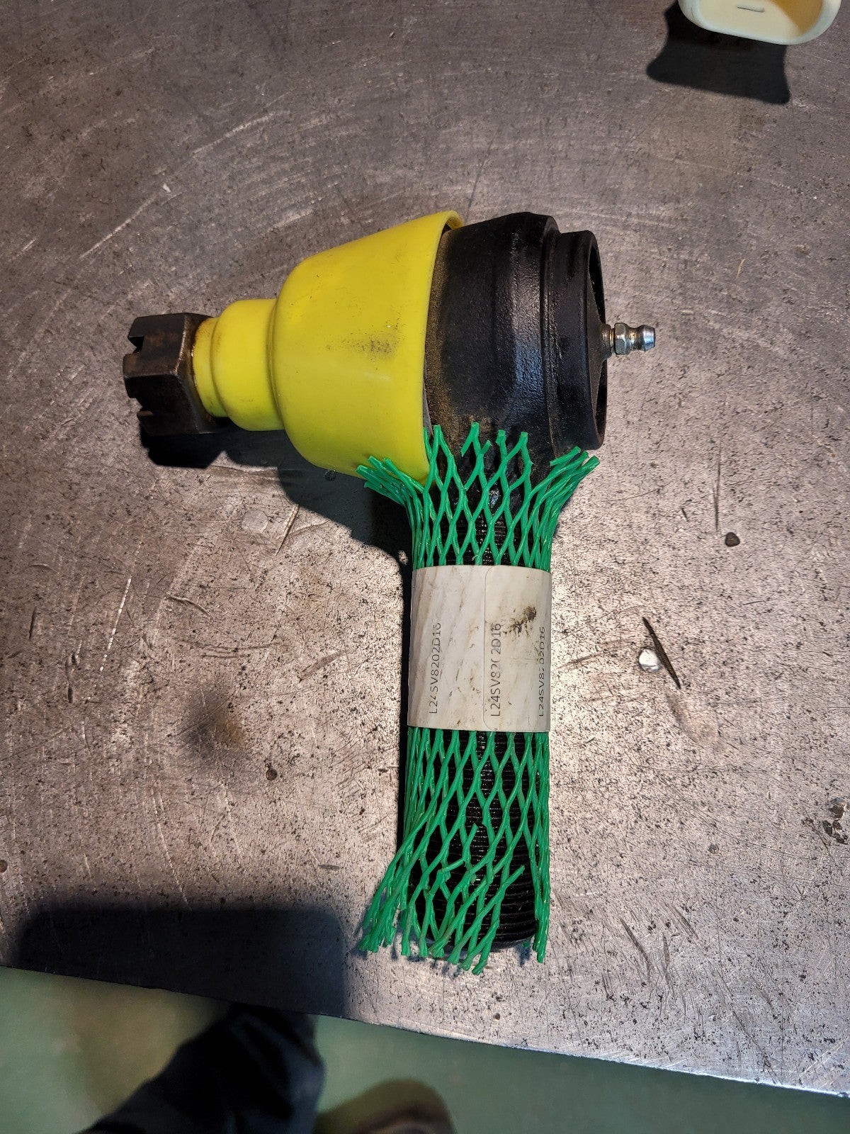 L24SV8202D16 TIE ROD END