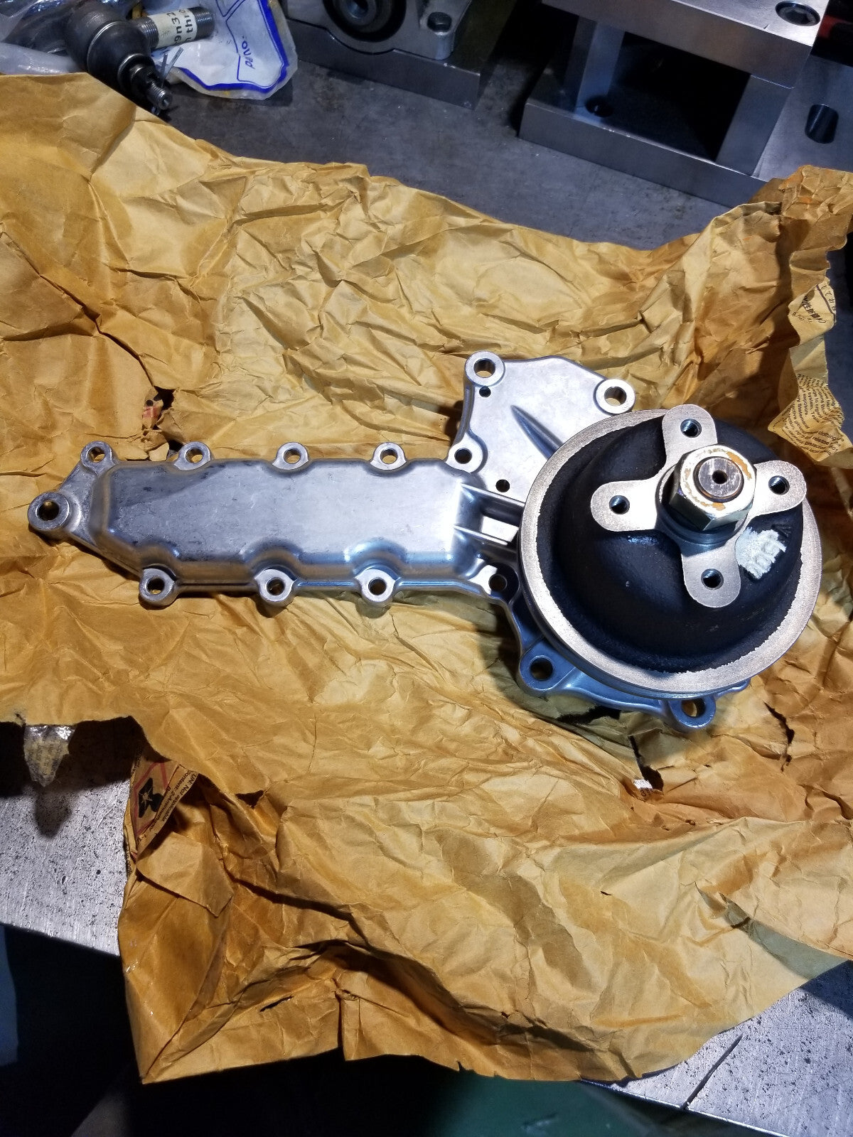 1611173030 16111-73030 Water Pump fits Kubota L295 L305