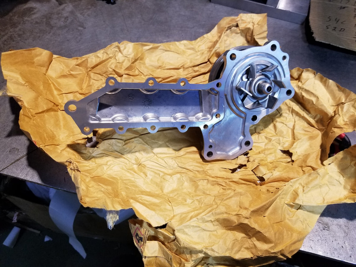 1611173030 16111-73030 Water Pump fits Kubota L295 L305