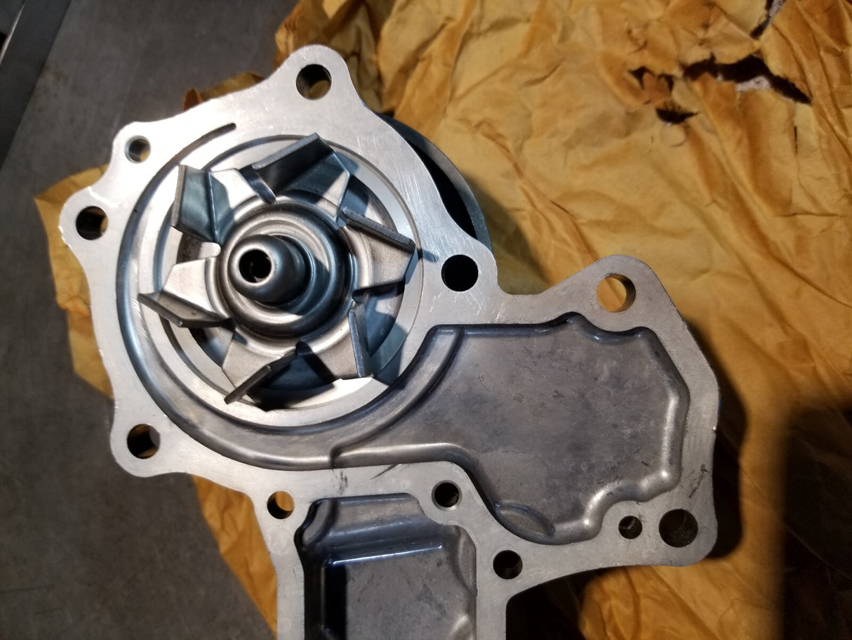 1611173030 16111-73030 Water Pump fits Kubota L295 L305