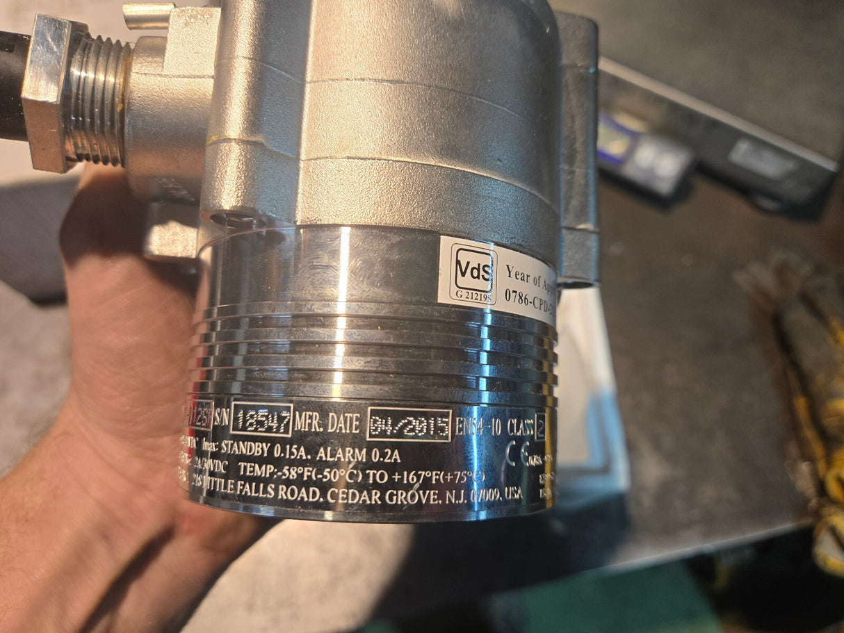 40/40UB-112SF OPTICAL FLAME DETECTOR WITH RAIN & SUN COVER