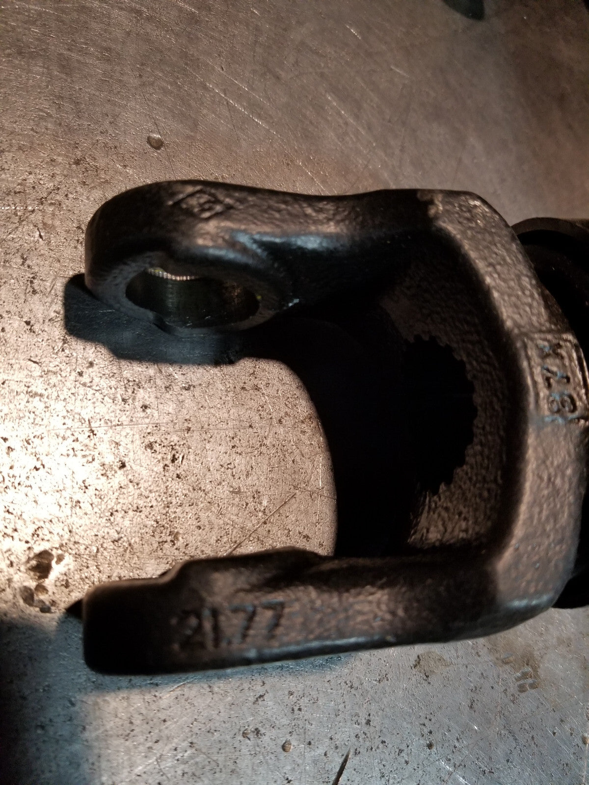 DM4034 YOKE 1:3/8 21 SPLINE FOR FRONT