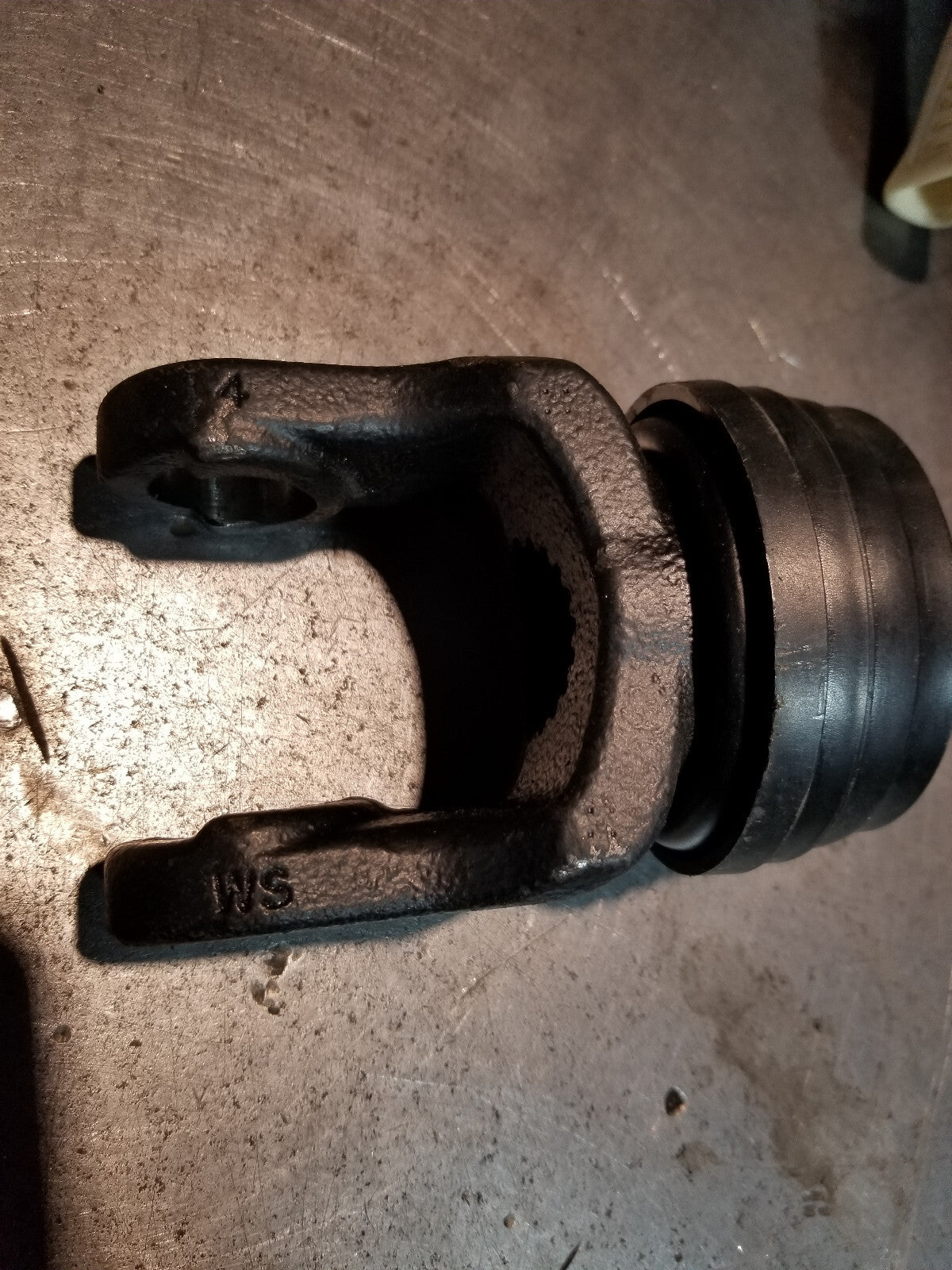 DM4034 YOKE 1:3/8 21 SPLINE FOR FRONT
