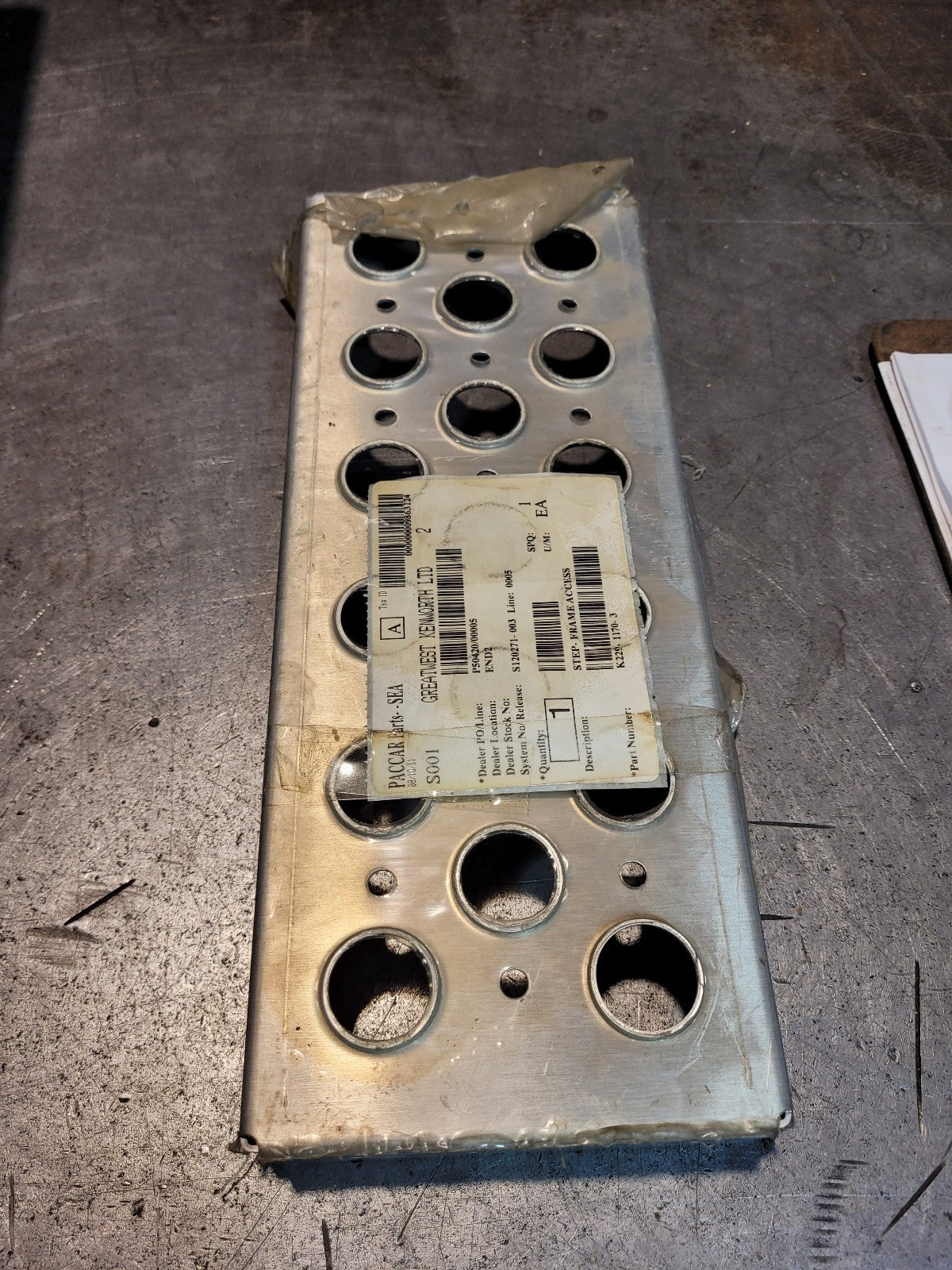 KENWORTH STEP K229-1170-3 FRAME ACCESS STEP