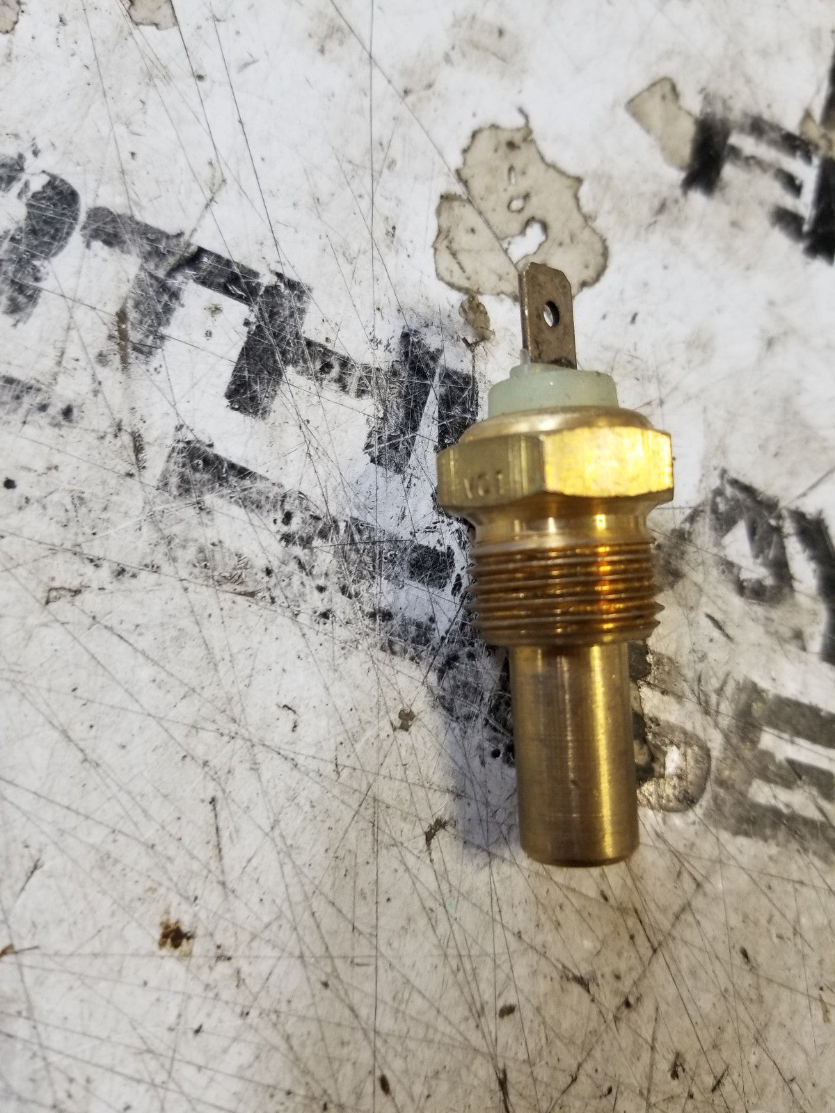 F125853 JOHN DEERE TEMPERATURE SENSOR