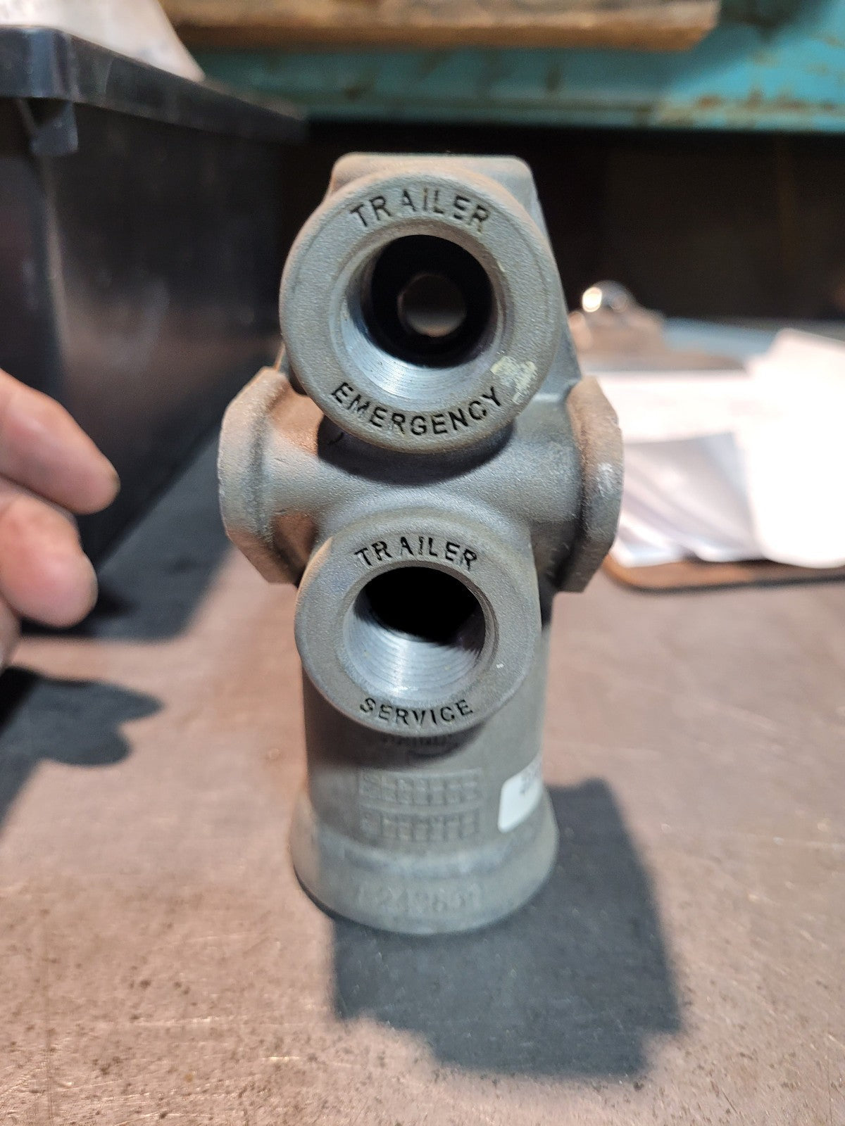 T-243850 BENDIX TRACTOR PROTECTION VALVE