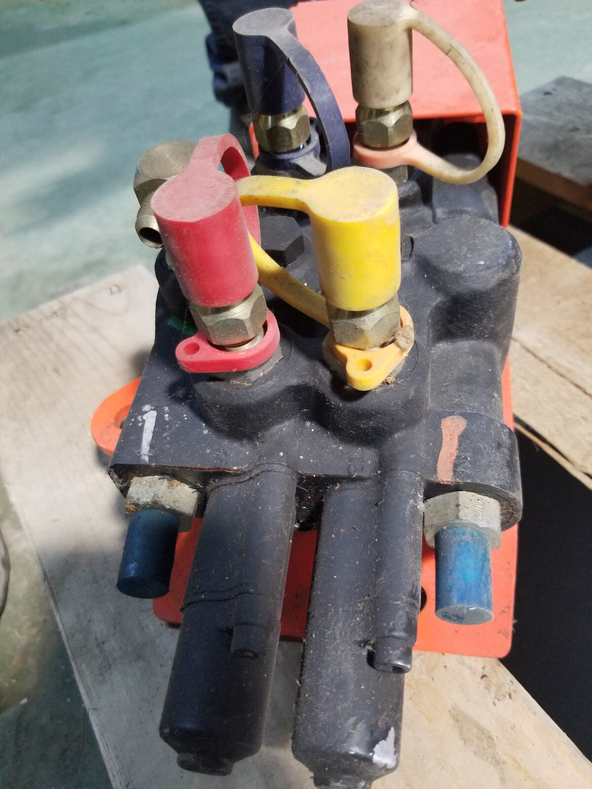 B2079 7J040-71000 KUBOTA CONTROL VALVE