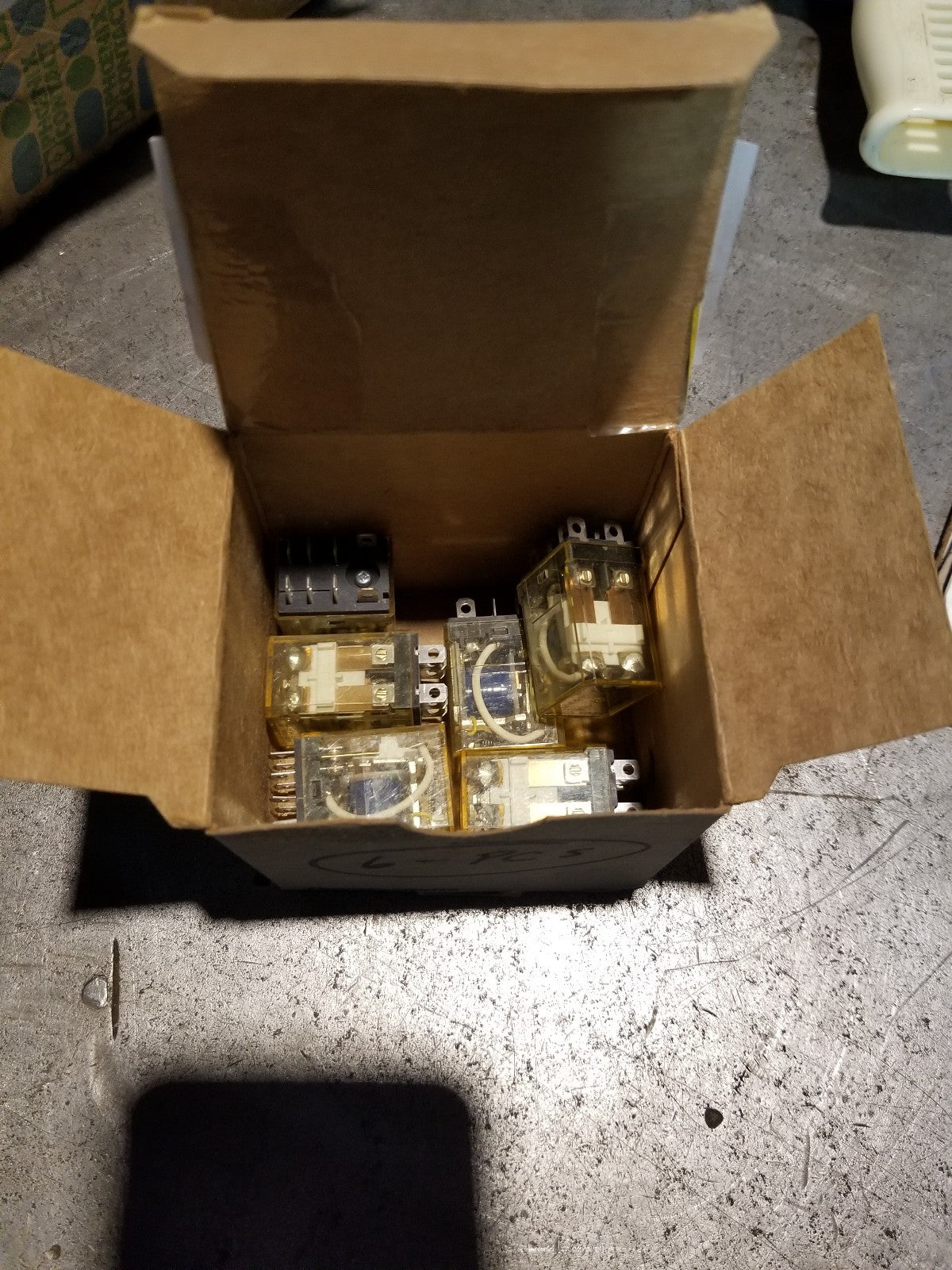 1 BOX OF 6PC - IDEC RH2B-ULAC110-120V POWER RELAY, DPDT, 120VAC, 10A, PLUG in