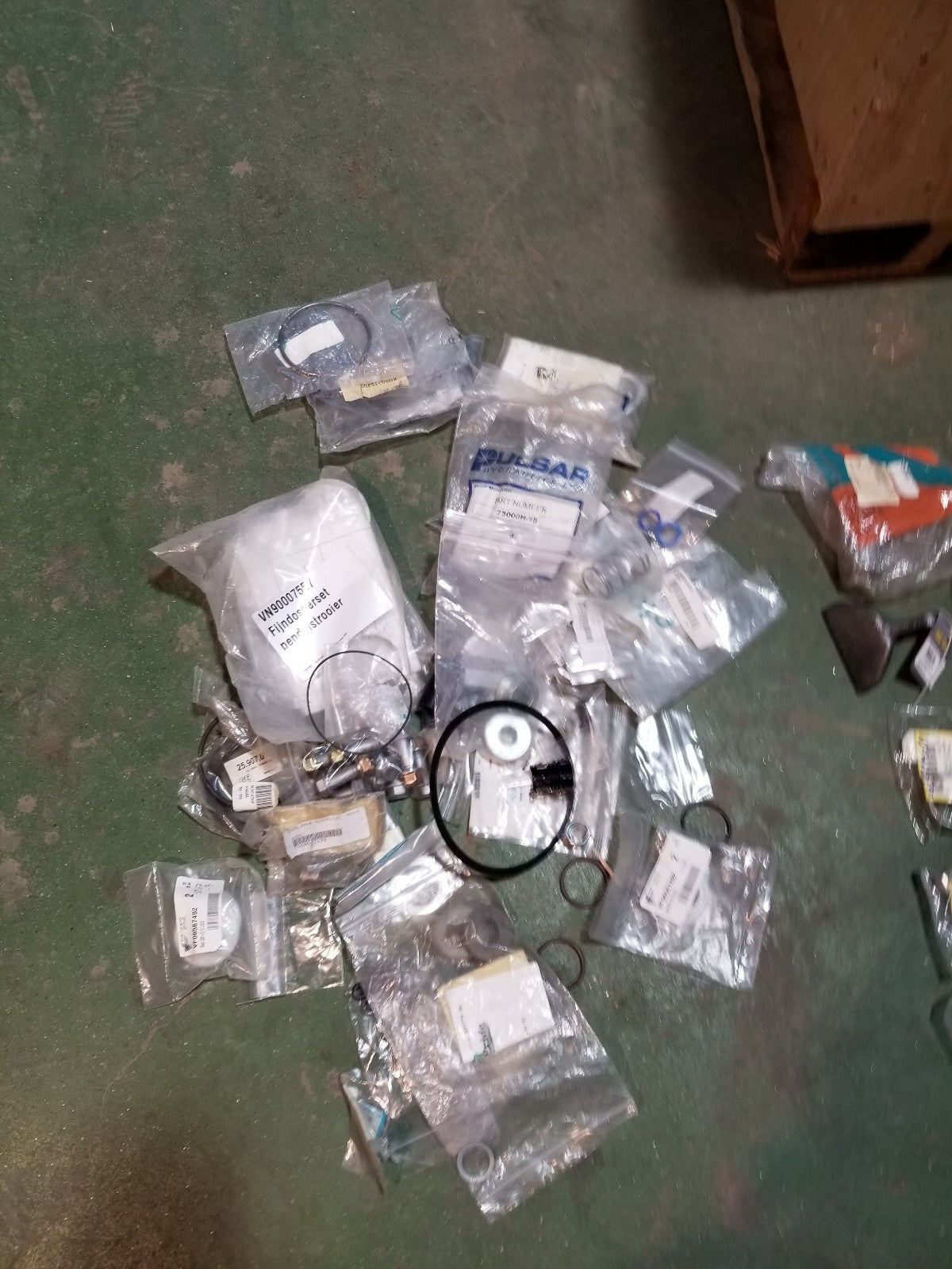 KUBOTA BULK BOX LOT 1 LARGE LOT OF MISC KUBOTA PARTS