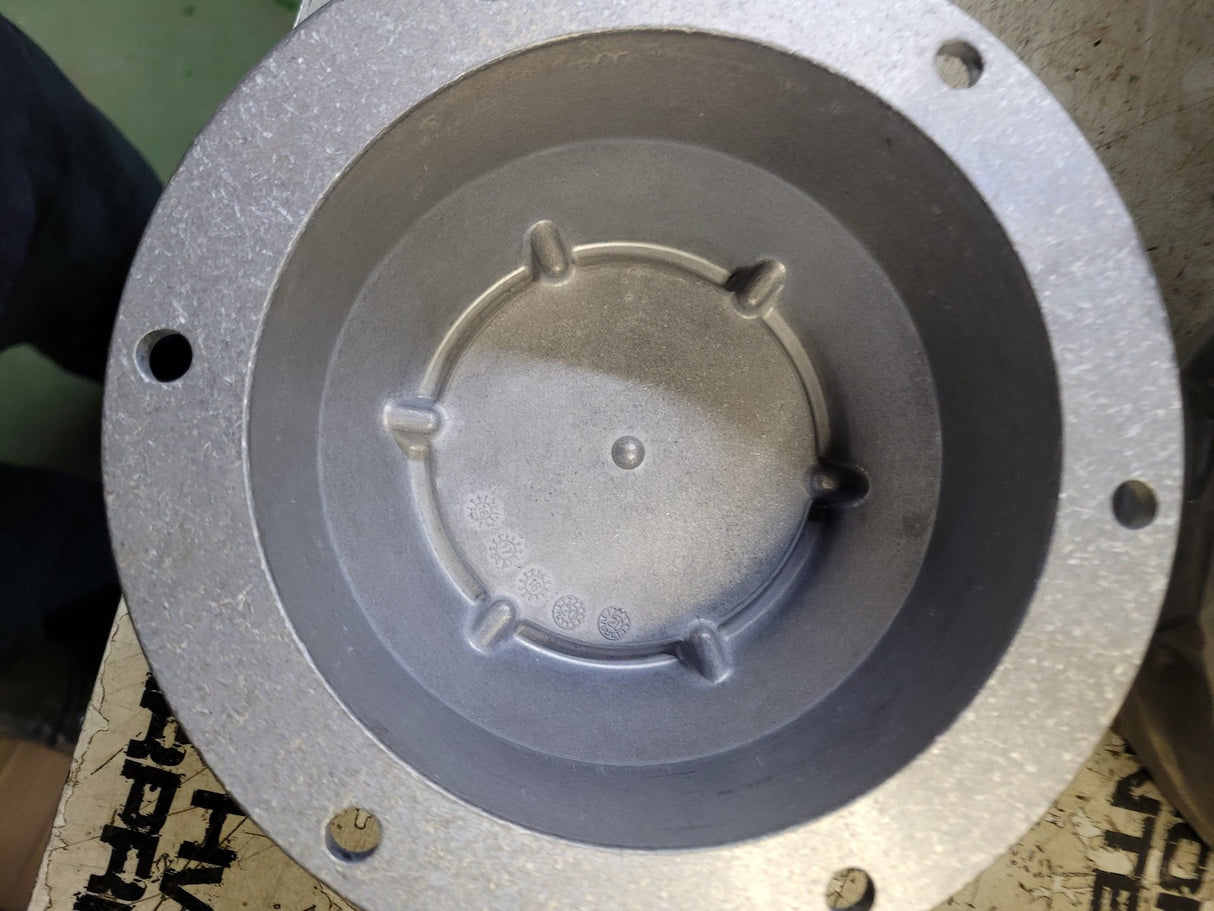 HWQ-195-4 HUBCAP 3-1560-038