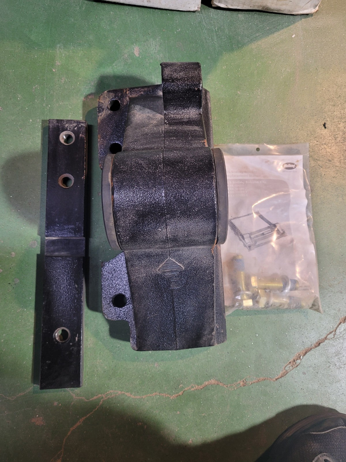 SAF Holland RK-10689-3L 9" ILS Fifth Wheel Bracket Replacement Kit