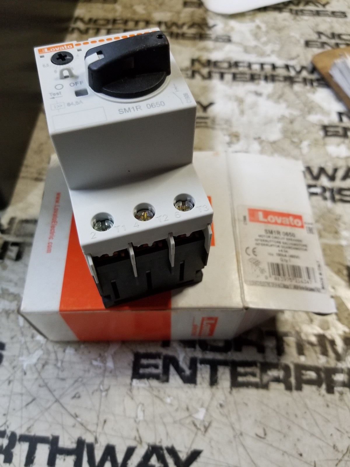 SM1R0650 SM1Z1715R LOVATO ELECTRIC SM1Z1715R Surface Mount Enclosure AND SWITCH