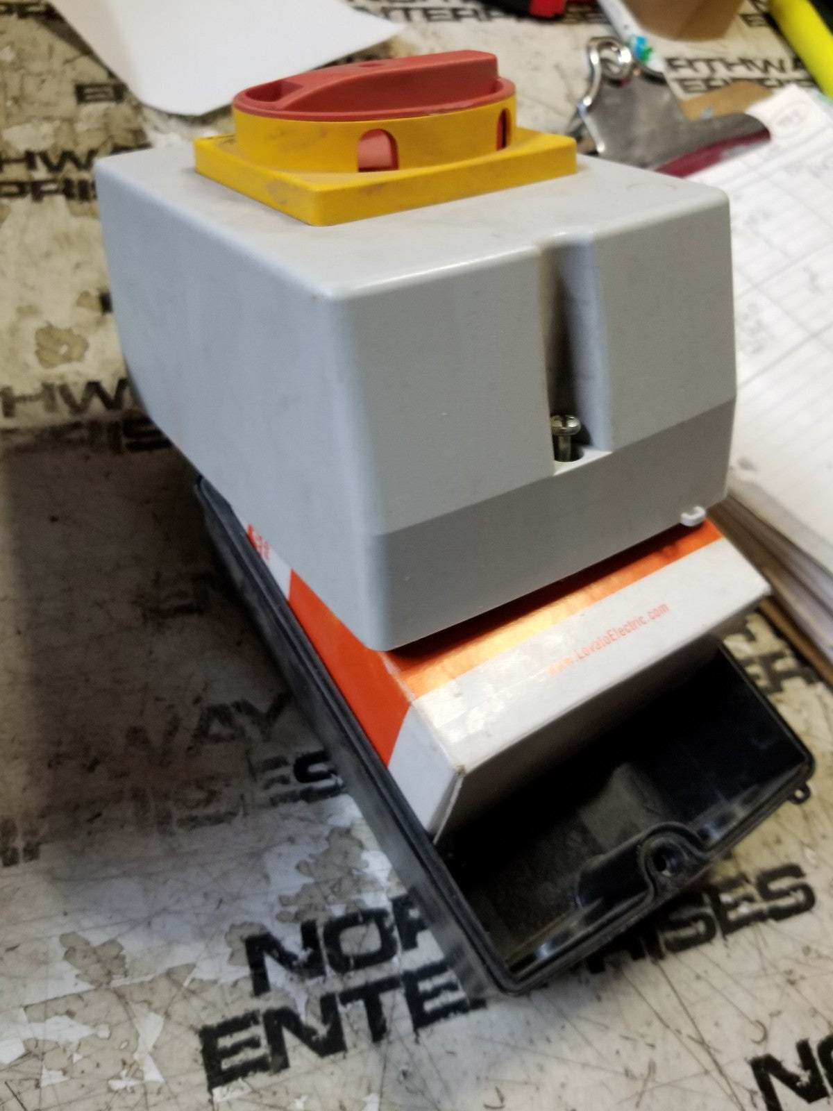 SM1R0650 SM1Z1715R LOVATO ELECTRIC SM1Z1715R Surface Mount Enclosure AND SWITCH