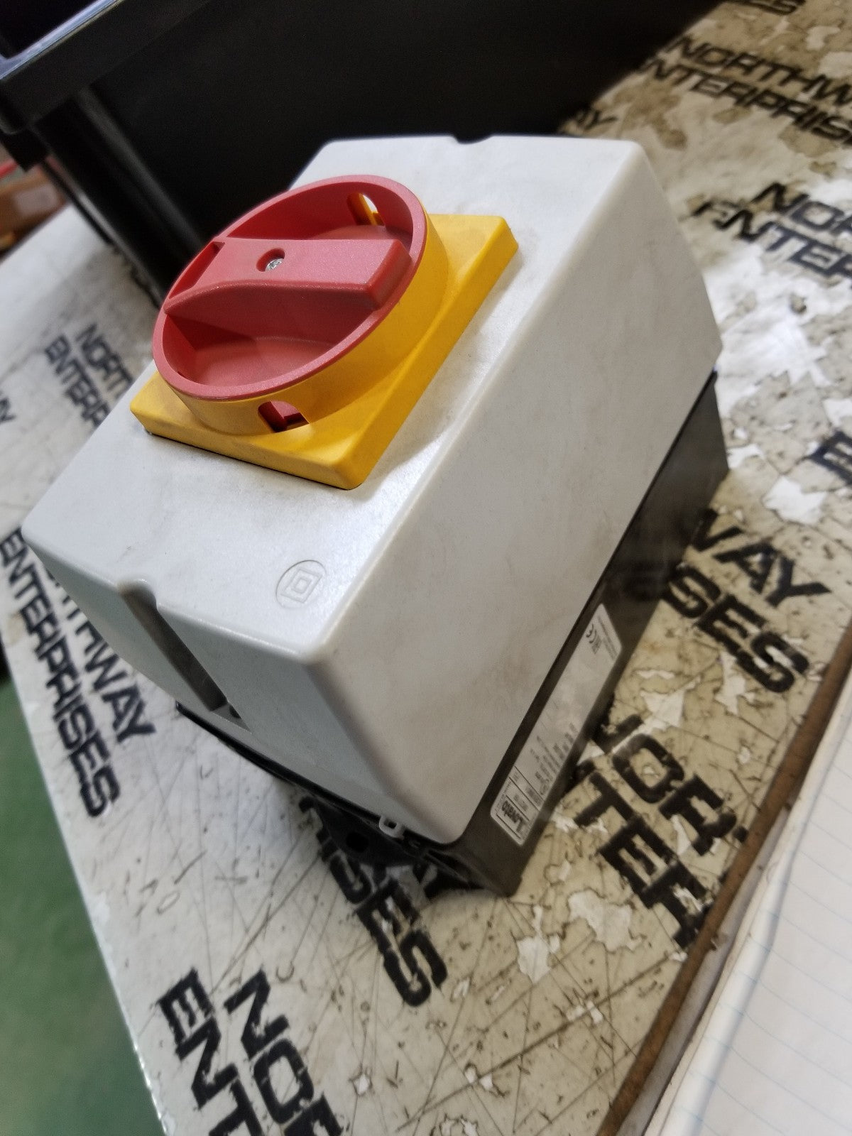 SM1R0650 SM1Z1715R LOVATO ELECTRIC SM1Z1715R Surface Mount Enclosure AND SWITCH