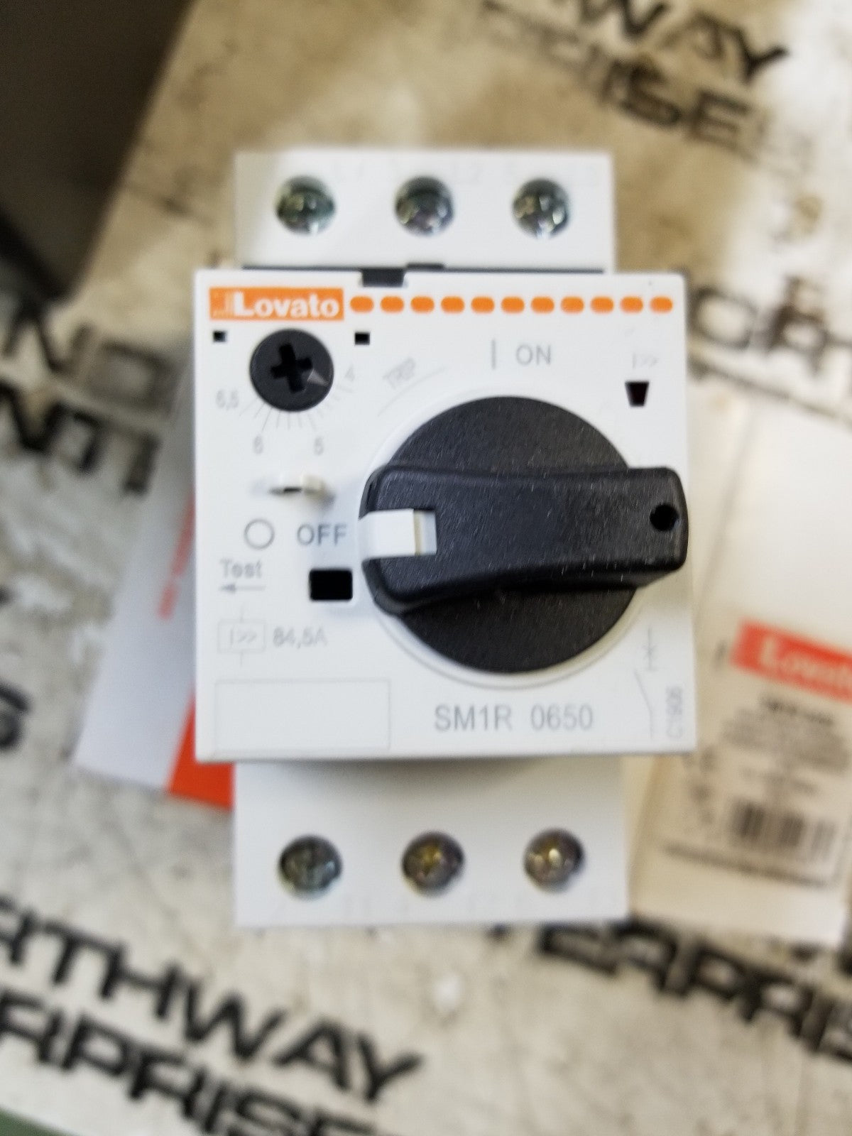 SM1R0650 SM1Z1715R LOVATO ELECTRIC SM1Z1715R Surface Mount Enclosure AND SWITCH