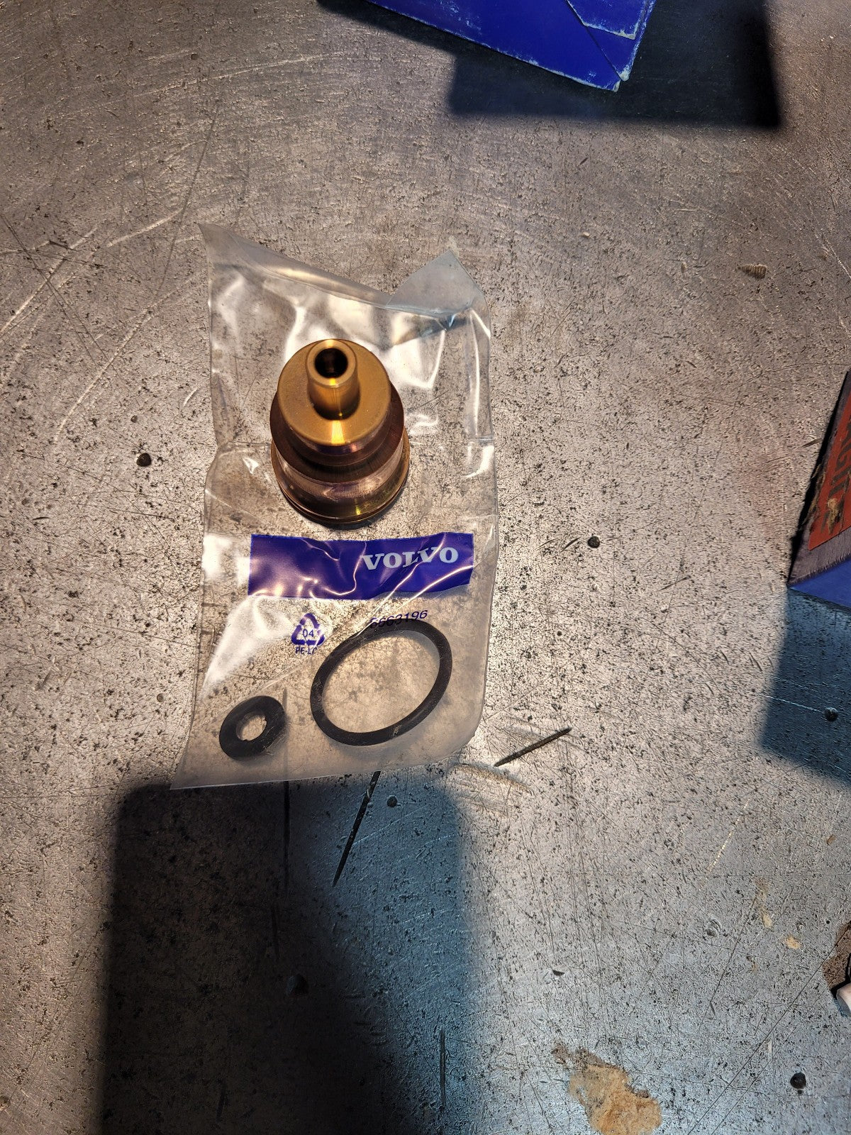 New GENUINE VOLVO VOE21098621 21098621 INJECTOR SLEEVE KIT CUP