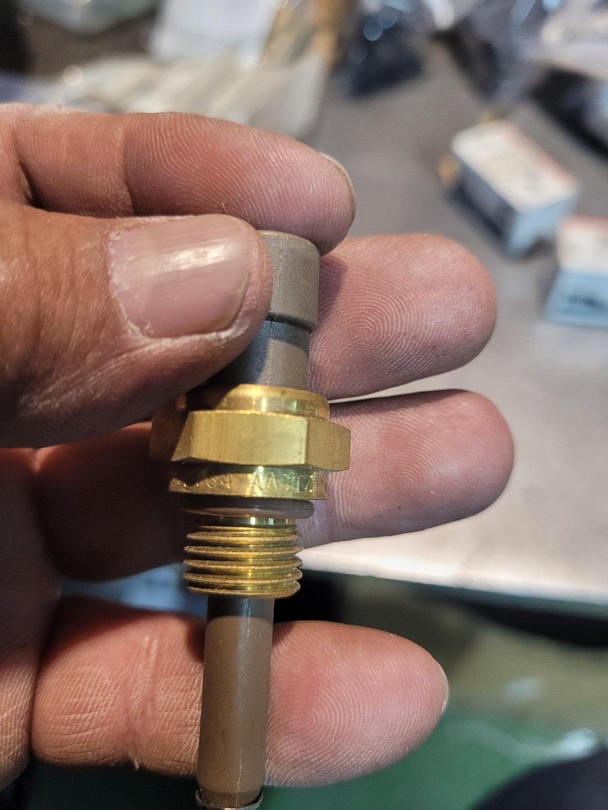NEW GENUINE/ OEM 2872764 COOLANT TEMPERATURE SENSOR for CUMMINS ENGINE