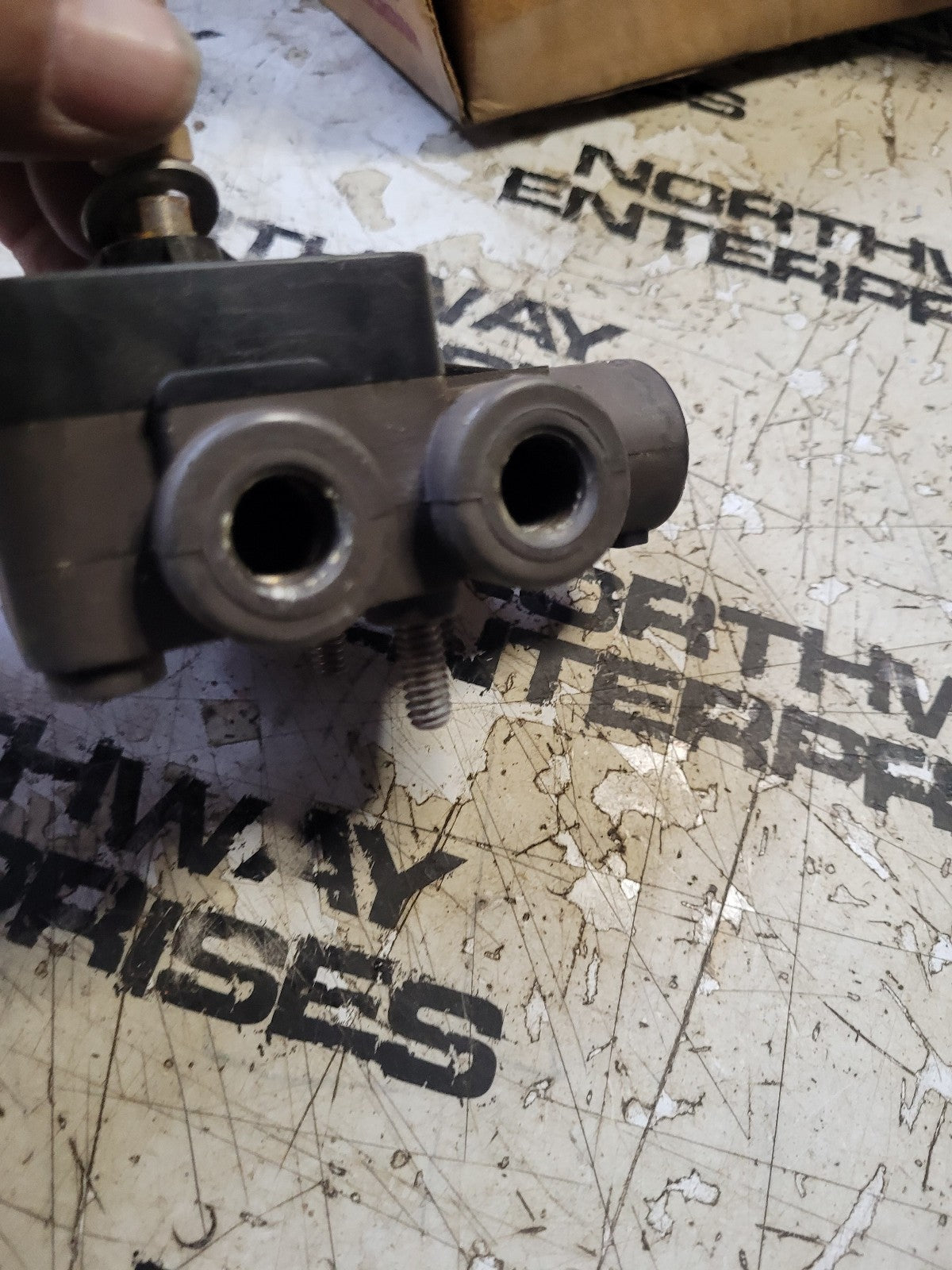 Hendrickson VS-228 Trailer Height Control Valve with Dump Valve