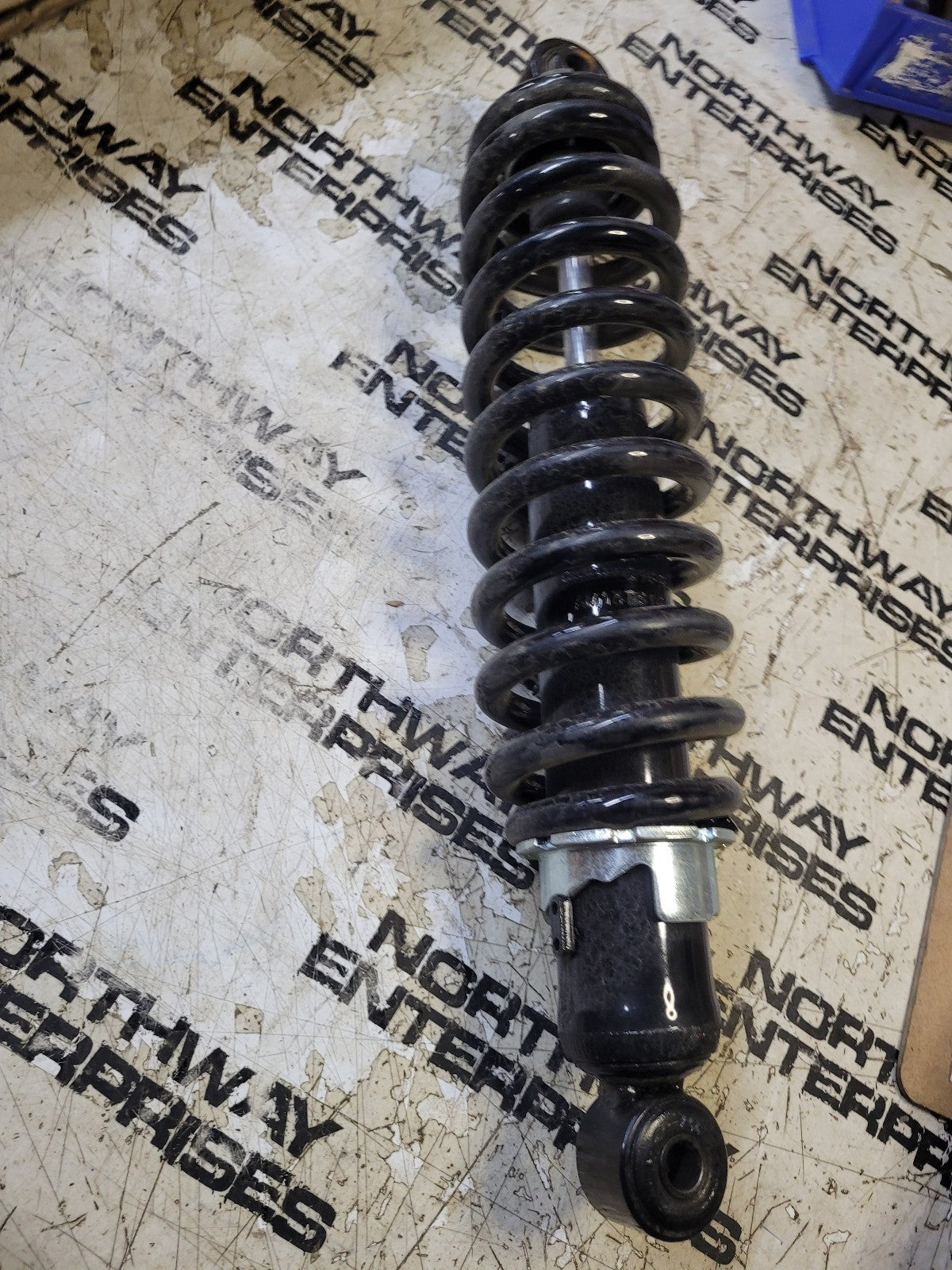 AM137814 JOHN DEERE Gator 825i 10 Shock Rear